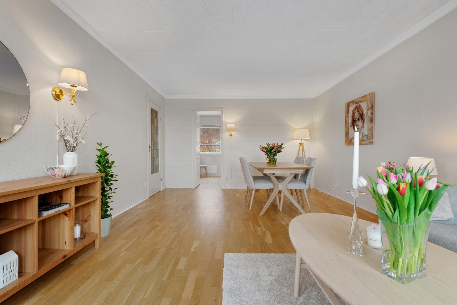 Det er god plass til å møblere med både sofagruppe og spisestue Galleribilde