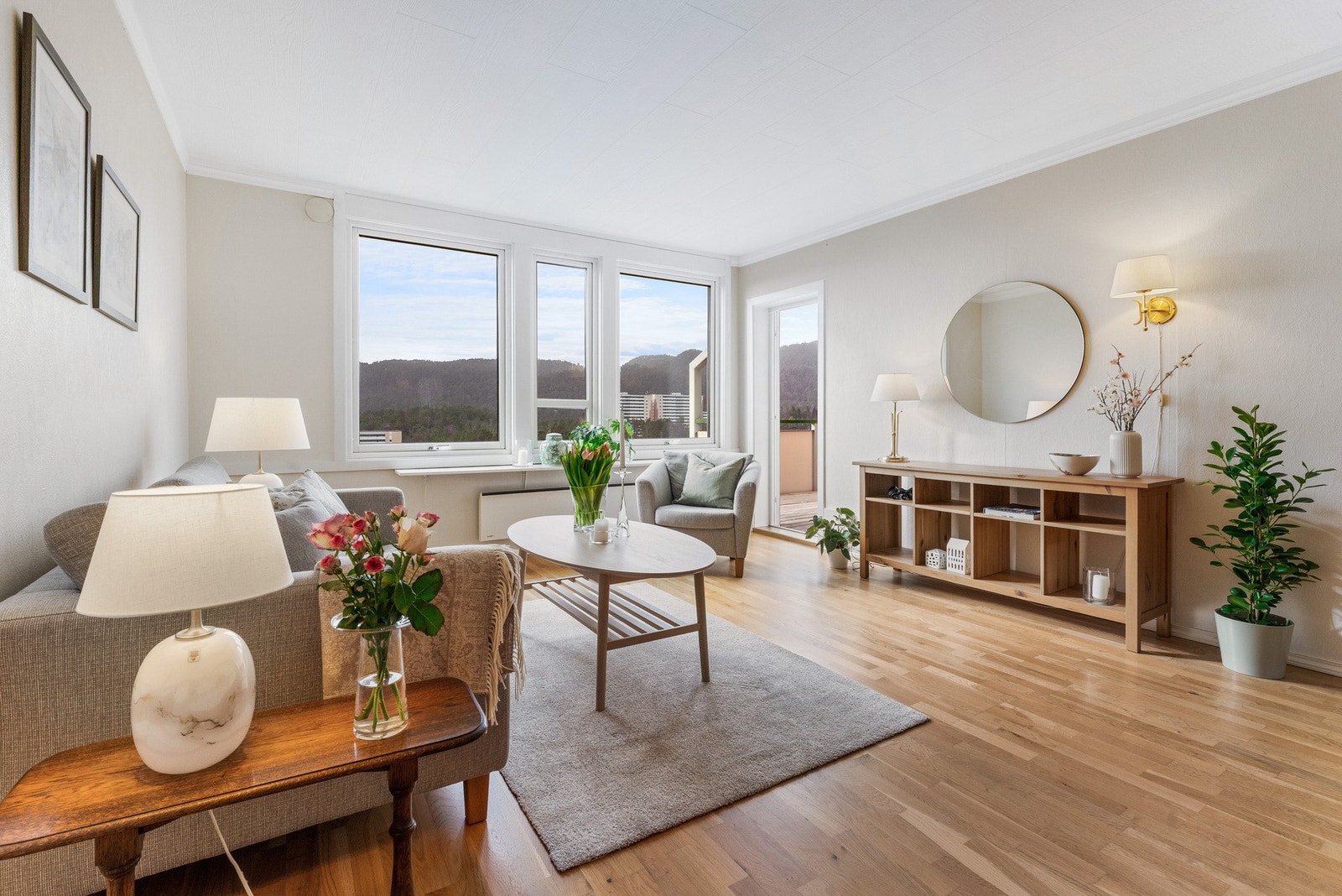 En hyggelig stue, med store vindusflater som gir godt naturlig dagslys Galleribilde