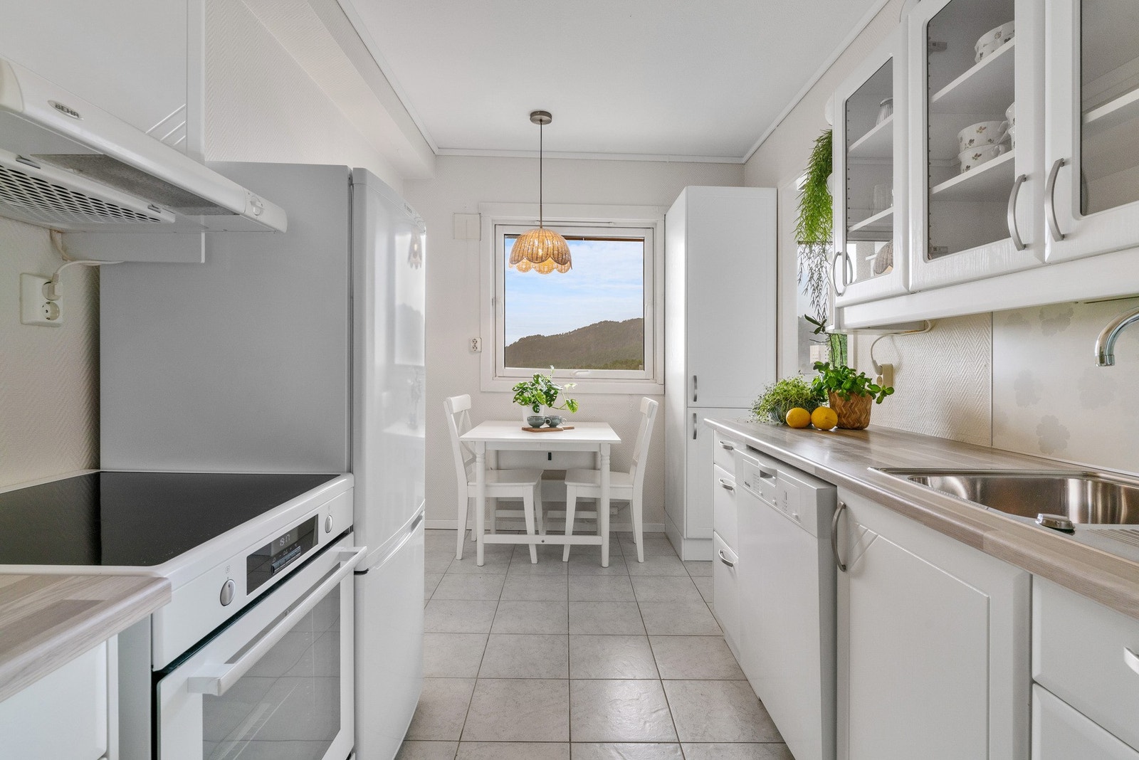 Kjøkken med hyggelig spiseplass ved vinduet Galleribilde