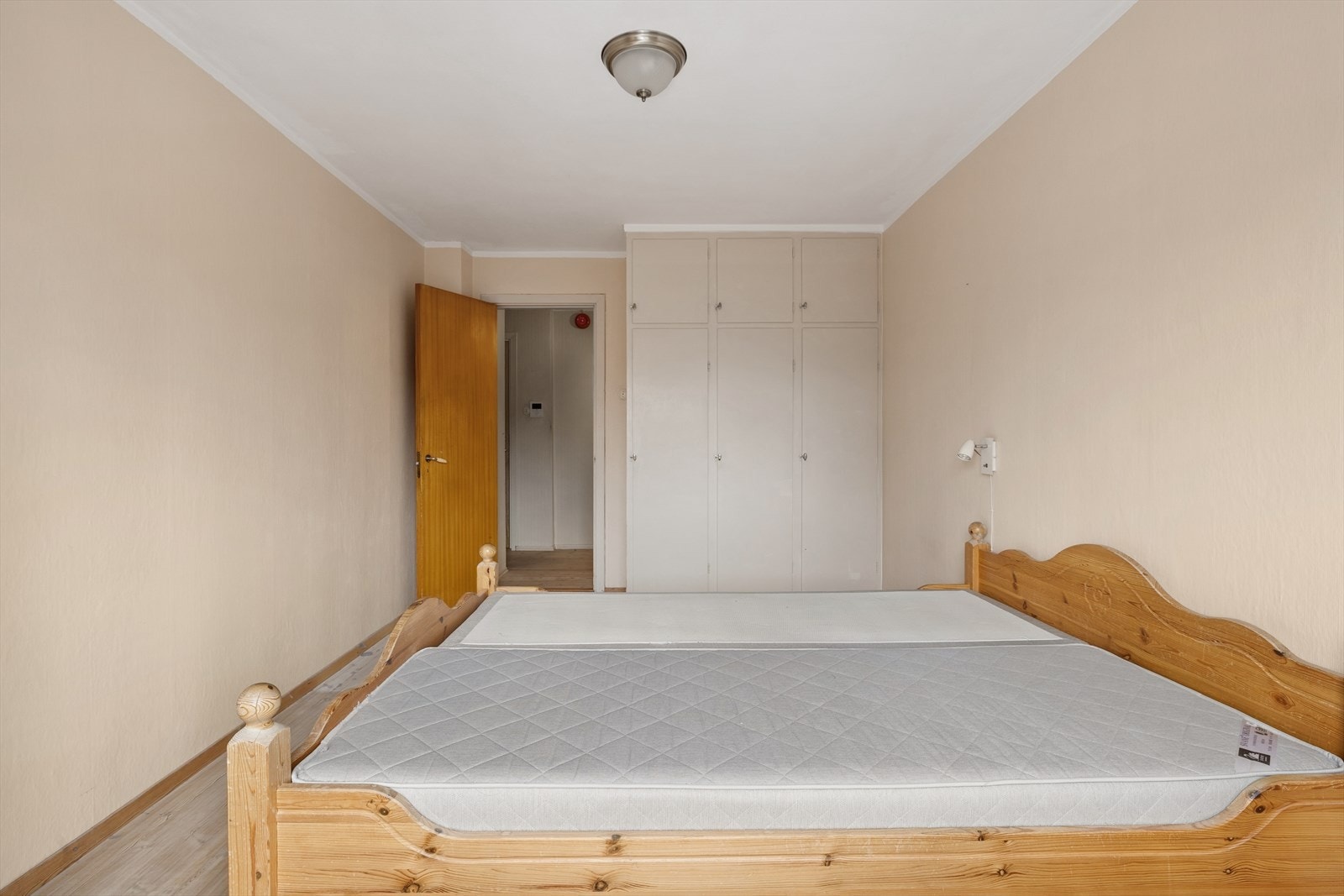 Det største soverommet ligger mot front og oppleves som luftig og behagelig med store vindusflater, furugulv og en varm, beige fargepalett. Galleribilde