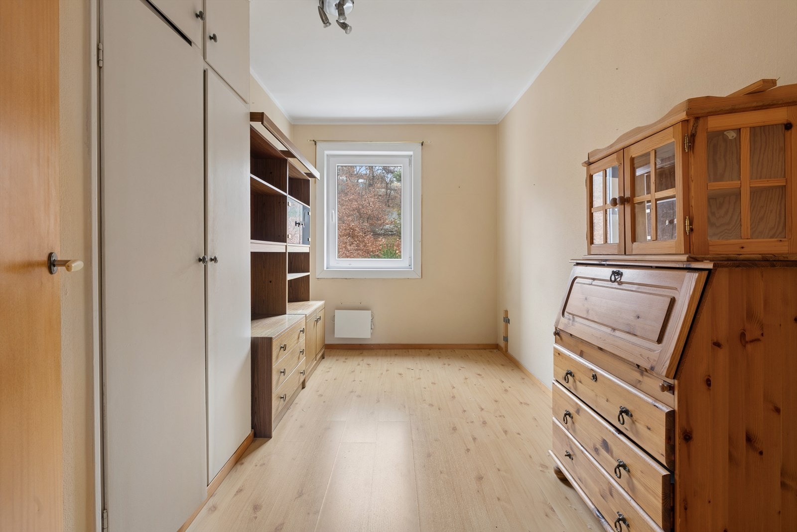 Fargevalgene er myke og nøytrale, noe som gjør rommene enkle å style og tilpasse ulike behov - enten det er barnerom, hjemmekontor eller gjesterom. Galleribilde