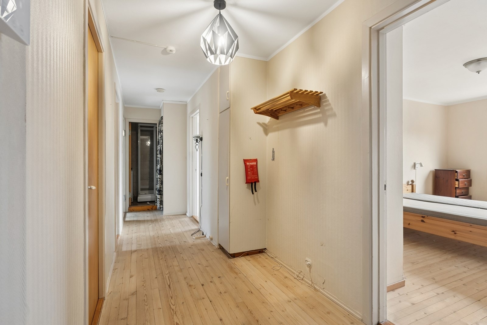 Gangen binder rommene flott sammen og har god oppbevaringsplass i det plassbygde skapet. Galleribilde