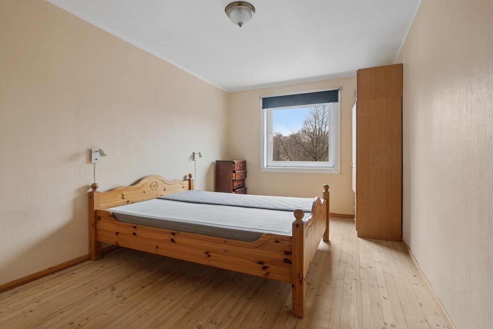 Leiligheten har tre soverom i ulike størrelser, alle med gode lysforhold og praktiske plassbygde garderobeløsninger. Galleribilde