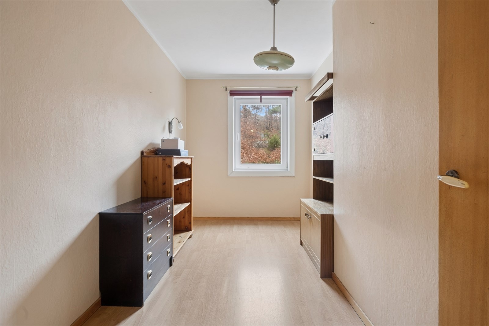 De to øvrige soverommene vender mot baksiden og har laminatgulv i lyse toner som gir en fin og rolig atmosfære. Galleribilde