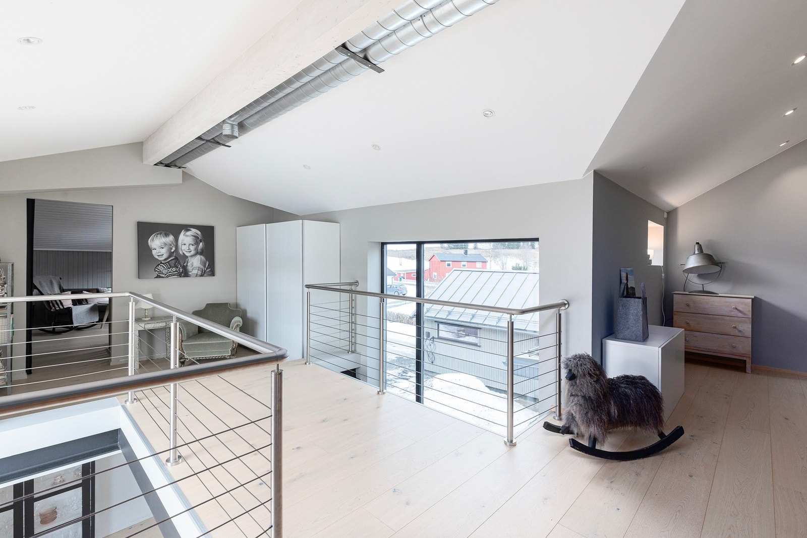 Den gode og unike romfølelsen er i aller høyeste grad også tilstede i 2.etasje! Galleribilde