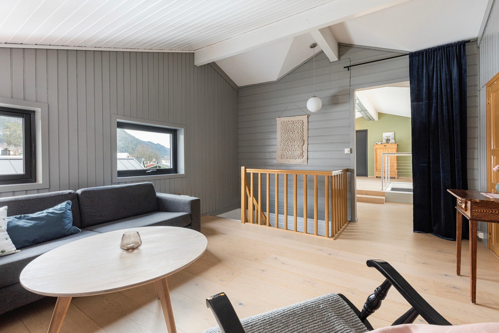 Denne stua er det første man kommer til idet man kommer opp trappa i den eldre delen av huset. Fint med noe avstand fra denne stua og hovedstua i 1.etasje - som ligger i motsatt ende av huset. Galleribilde