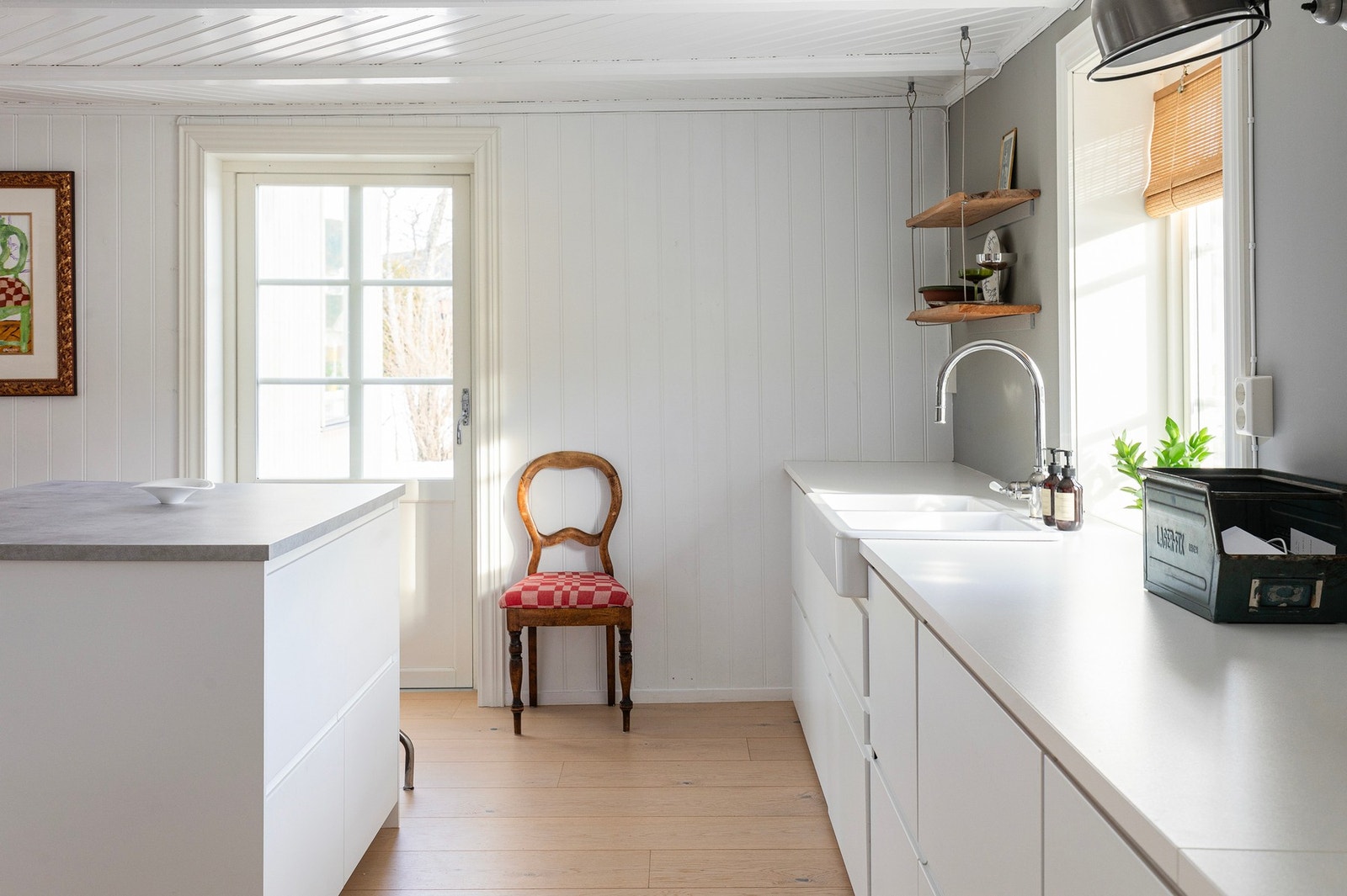 Herlig lysinnslipp på kjøkkenet. Ytterlige oppbevaringsplass i kjøkkenøya, samt plass til barkrakker ved denne - hyggelig sted for gjester å sitte mens man forbereder middagen. Galleribilde