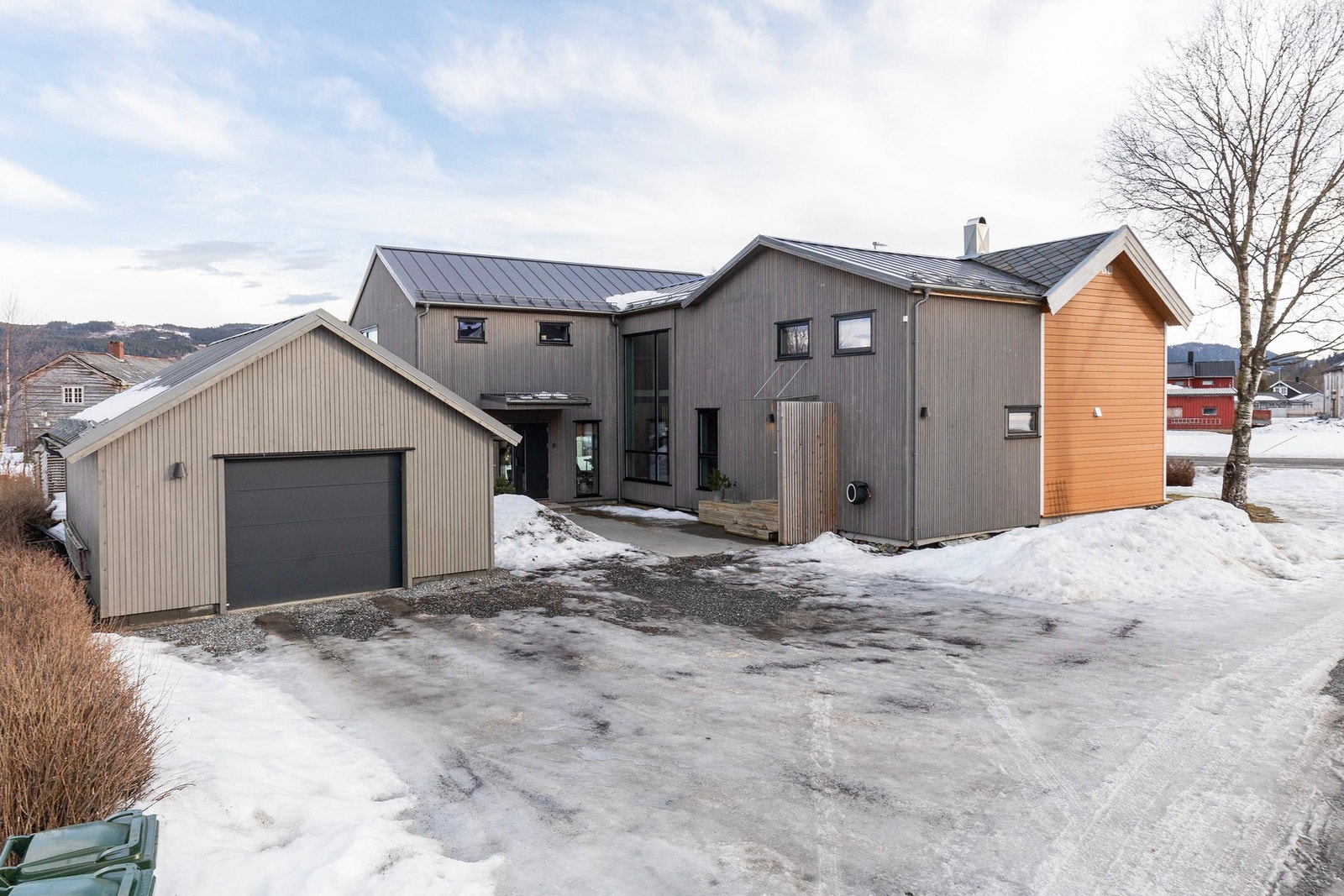 Garasje med elbillader - garasjen er oppført i 2018. I tillegg har man godt med parkering i gårdsrommet. Galleribilde