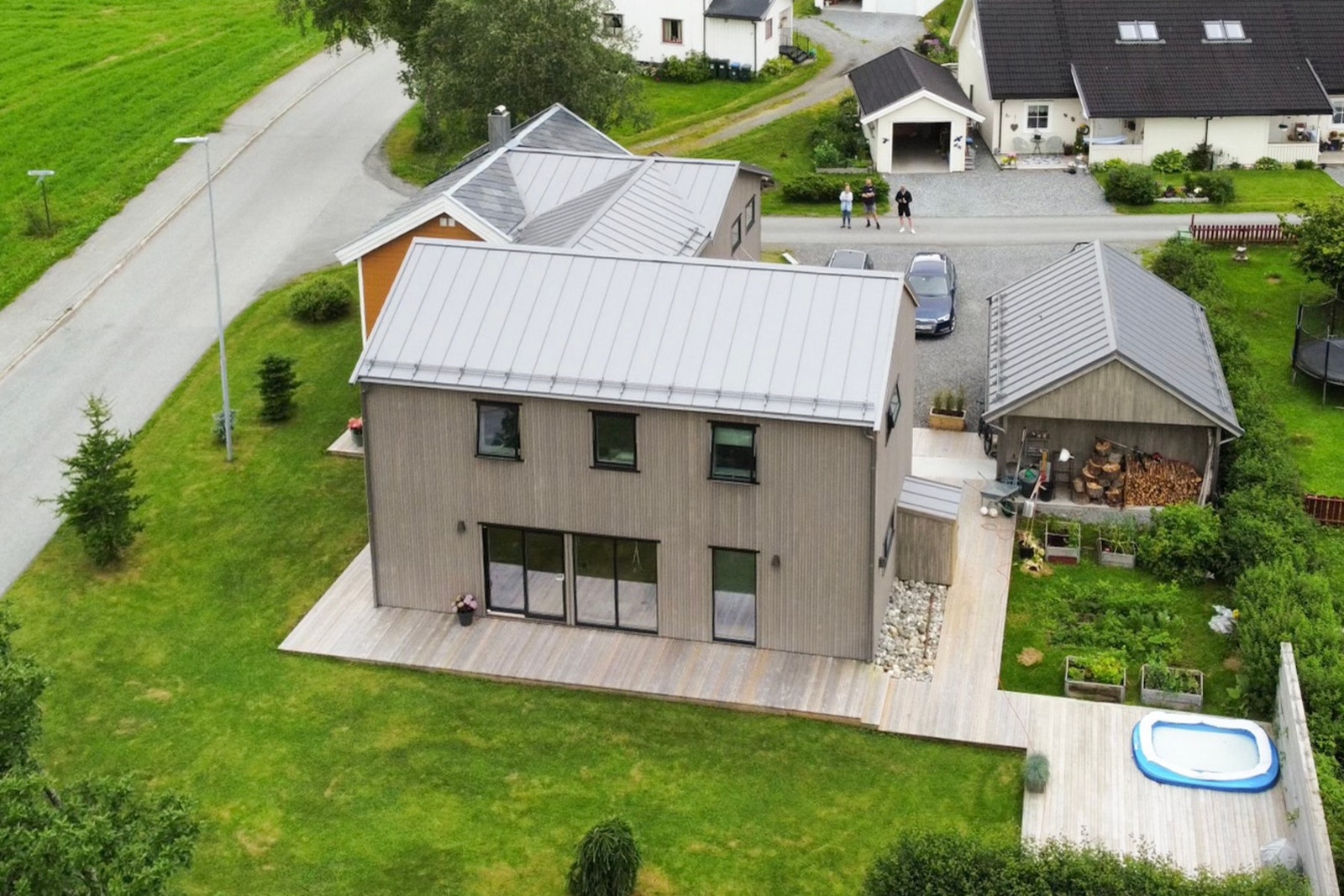 I hagen er det også etablert plantekasser med muligheter for dyrking, samt bærbusker. På baksiden av garasjen er det også en fin plass til ved og hageutstyr. Galleribilde