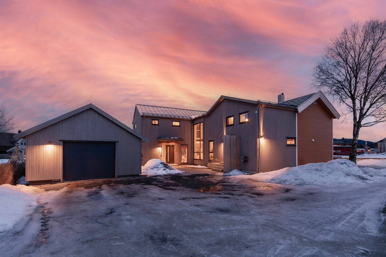 Boligen består av en eldre bygningsdel (fra ca. 1888), samt et tilbygg fra 2021. Den eldre delen av huset ble samtidig restaurert - med bl.a. ny drenering, etterisloerte vegger, nye vinduer og nytt tak. Galleribilde