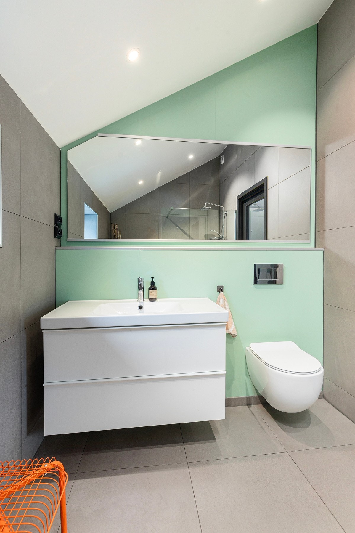 Det er valgt tidløse fliser og pene løsninger på badet. Legg også merke til takhøyden. Galleribilde