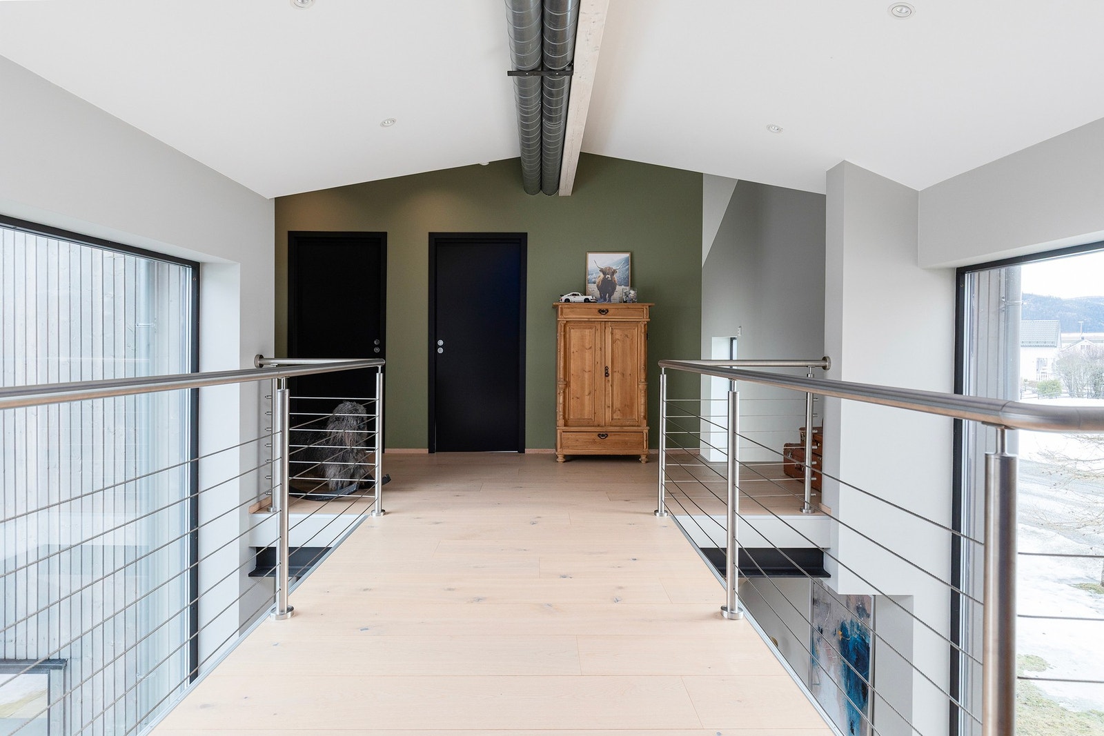 Ingenting er overlatt til tilfeldighetene: smakfulle detaljer som f.eks. stålvaiere som rekkverk, for å slippe inn mest mulig lys, samt at ventilasjonsrørene i taket skaper en industriell og rustikk følelse. Galleribilde