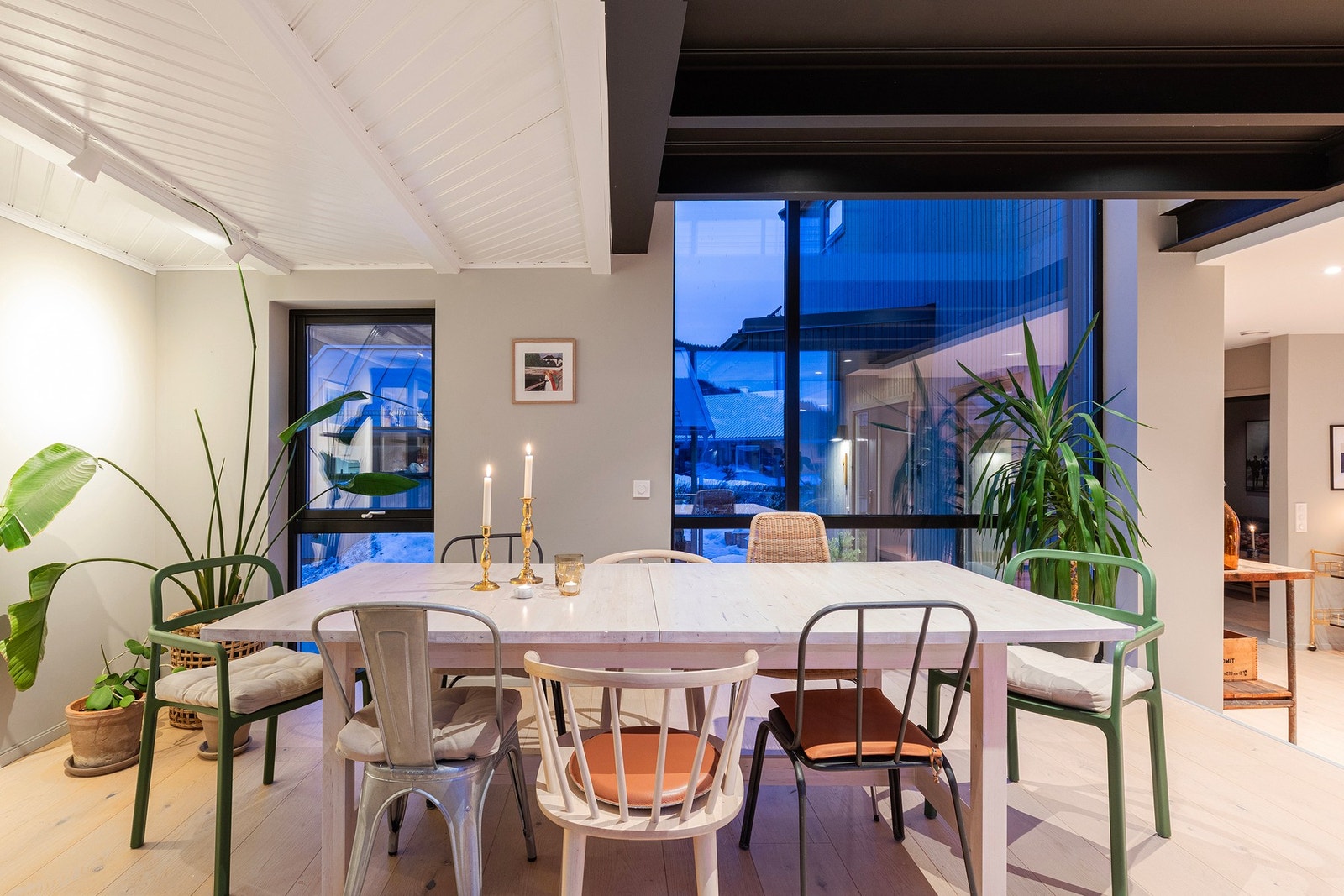 Spisestue - mulig også hjertet i huset? Med god plass til å samle hele storfamilien. Galleribilde