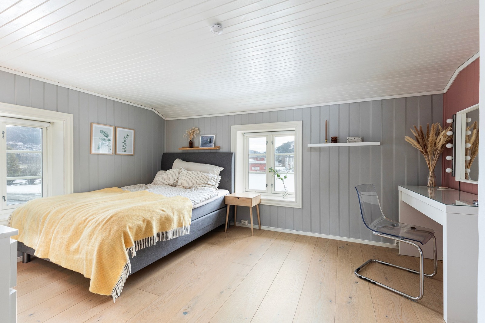 Soverom 4: et fantastisk soverom med utrolig god plass - rommet måler hele 14m². Rett og slett plass til alt man behøver, og litt til. Dette soverommet ligger i den eldre delen av bygget. Galleribilde