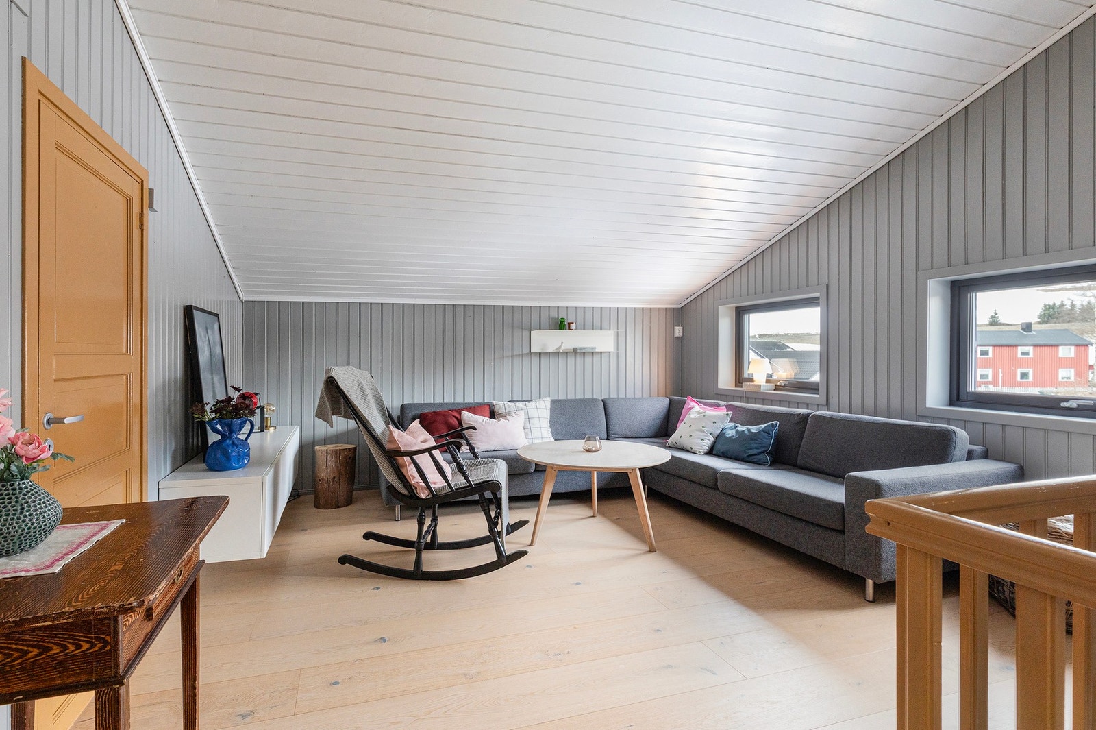 Videre i same etasje: en loftstue som kommer svært godt med dersom man har, eller får, ungdommer i hus. Et hus med plass til alle! Galleribilde