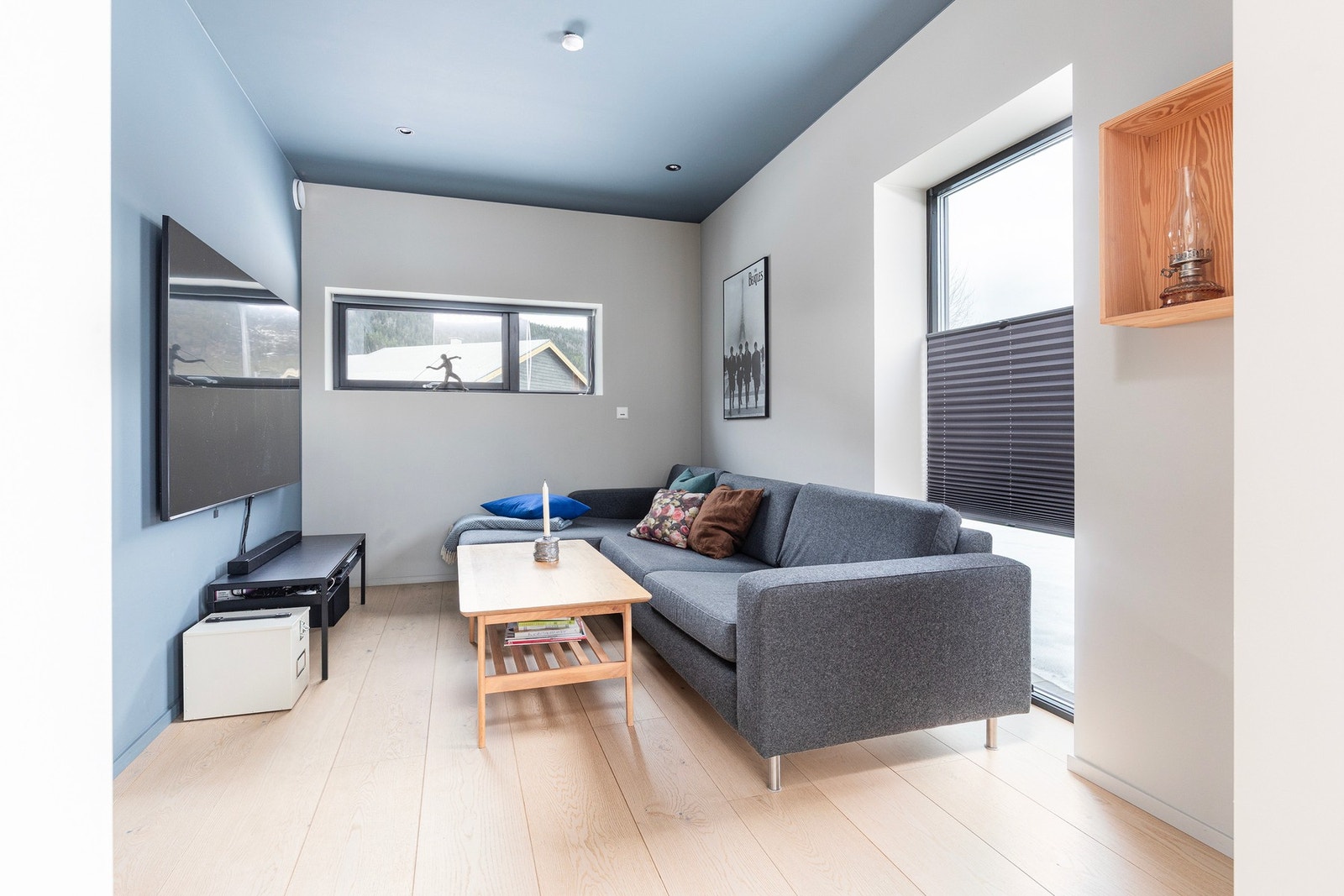 TV-stua et trukket tilbake fra de andre oppholdssonene i stua. Rommet oppleves lunt og hyggelig. Dette kan også omgjøres/brukes til et soverom, ved behov og ønske. Galleribilde