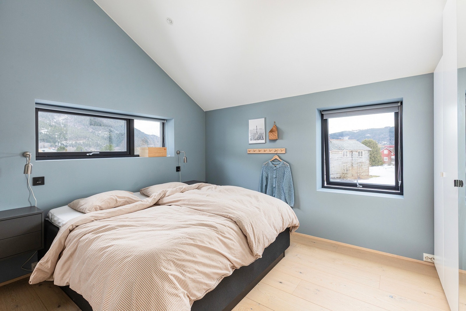 Alle soverommene i boligen befinner seg i 2.etasje, og alle er av gode størrelser. Takhøyden er dessuten svært god! Dette er hovedsoverommet, og har intet mindre enn et tilstøtende privat bad. Galleribilde