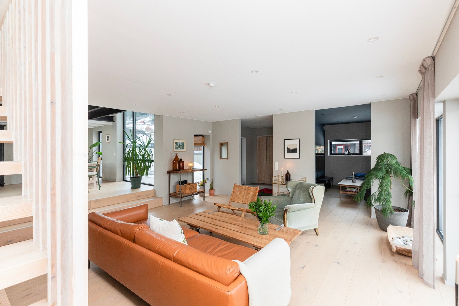 Videre i tilbygget finnes en romslig og flott gang. Her har man også tilgang til et toalett - praktisk plasser rett ved ytterdøra. TV-stue man kan trekke seg tilbake i, lengst til høyre i bildet. Galleribilde