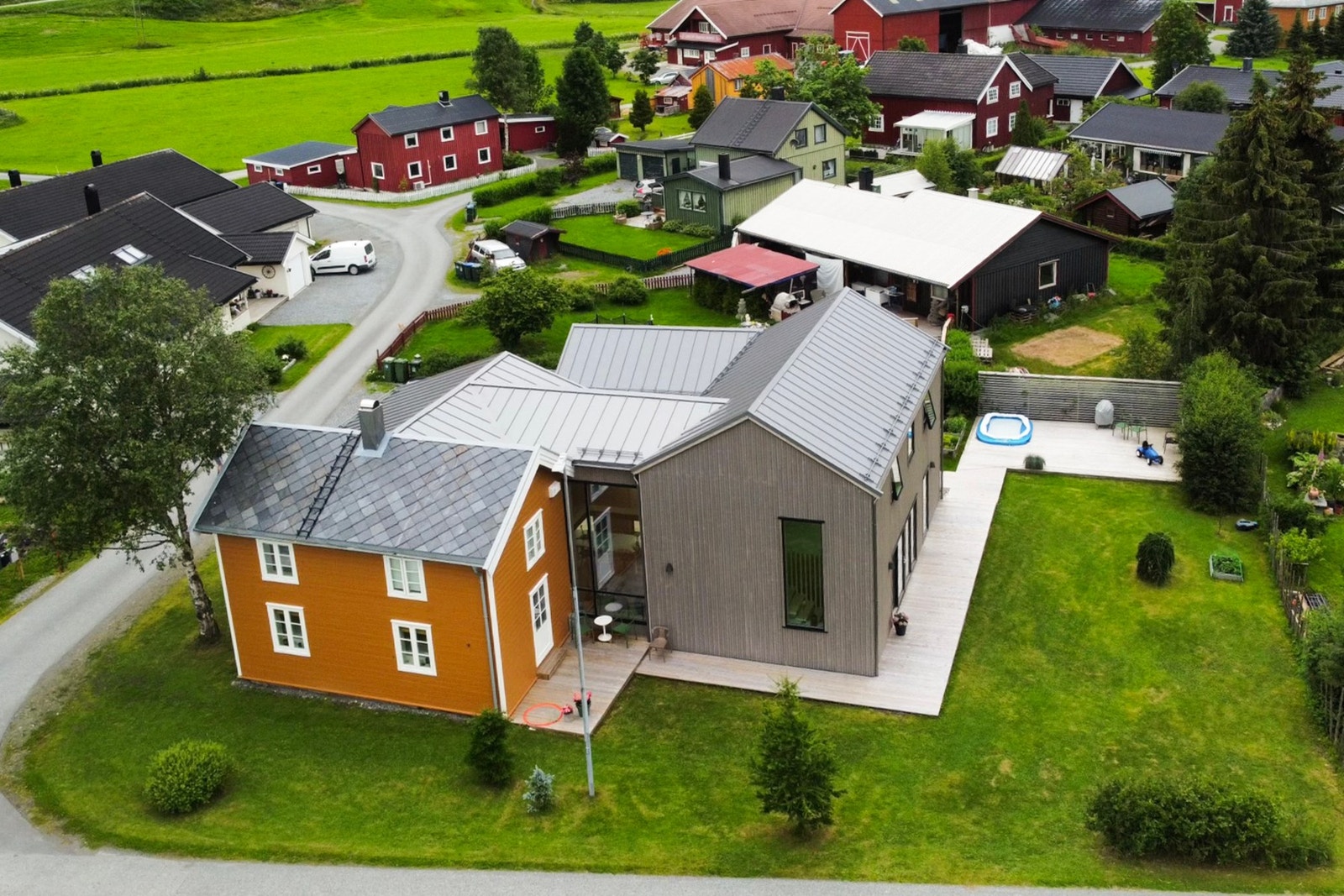 Her kan virkelig sommerdagene nytes. På motsatt side av boligen (inngangssiden) har man også opparbeidet pene uteområder. Det er bare å flytte seg etter sola. Galleribilde