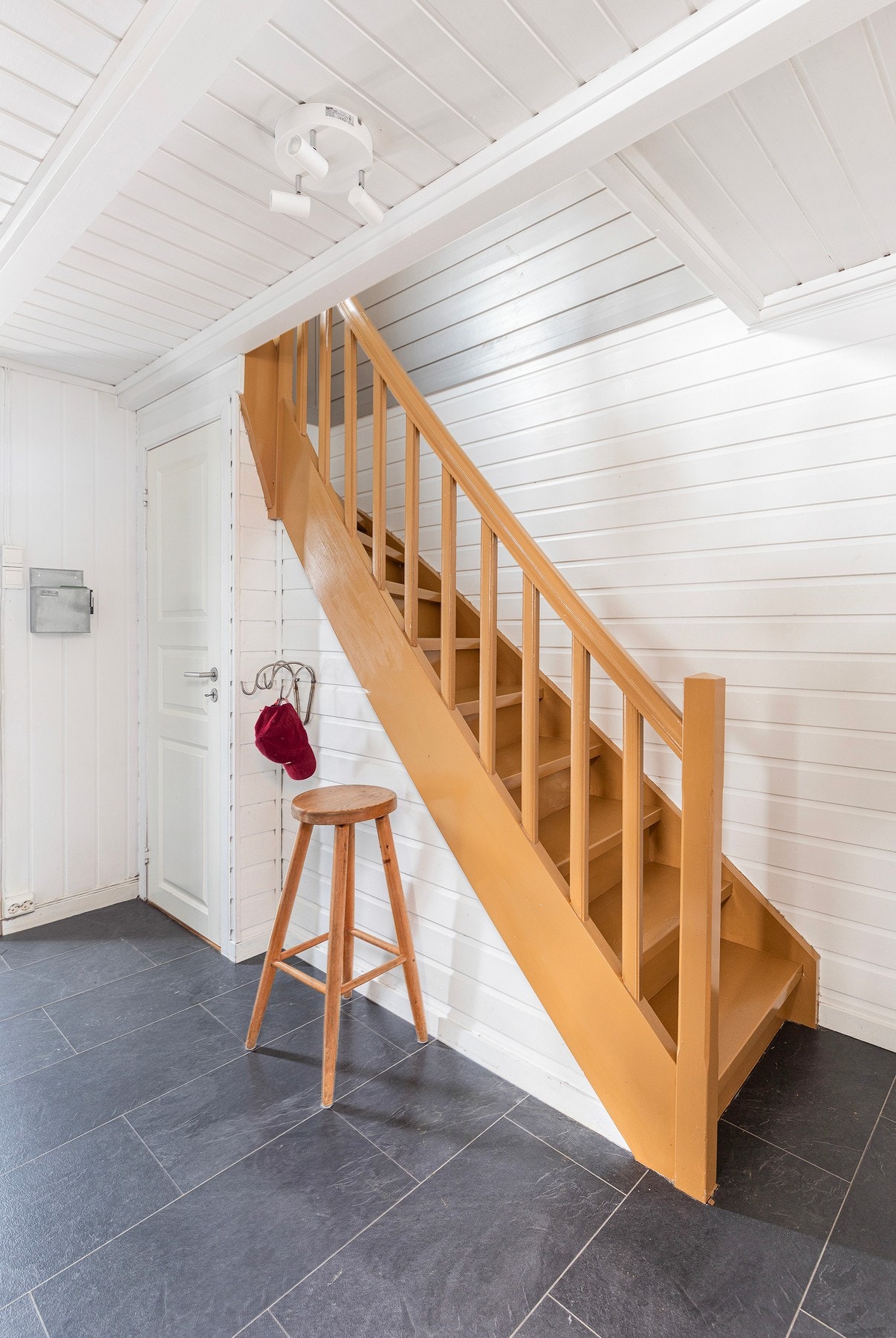 I gangen utenfor dette badet/vaskerommet befinner altså den andre inngangen til boligen seg - også herfra har man trapp opp til 2. etasje. Galleribilde