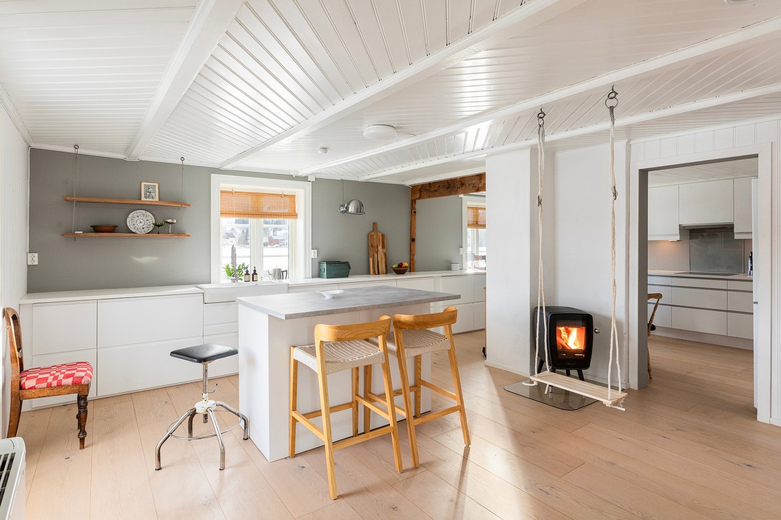 Et herlig kjøkken med massevis av oppbevarings- og gulvplass. Kjøkkenet befinner seg i den eldre delen av bygningsmassen - romslig, men samtidig intimt. Vedovn på kjøkkenet bidrar til varme og en hyggelig atmosfære. Galleribilde