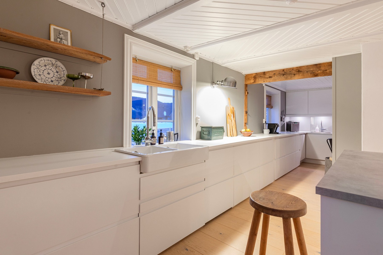 Benkeplassen er godt ivaretatt på kjøkkenet, og det samme gjelder også mht. oppbevaringsplass. Det bør også nevnes at man har både to vasker, samt to stk oppvaskmaskiner på kjøkkenet. Galleribilde