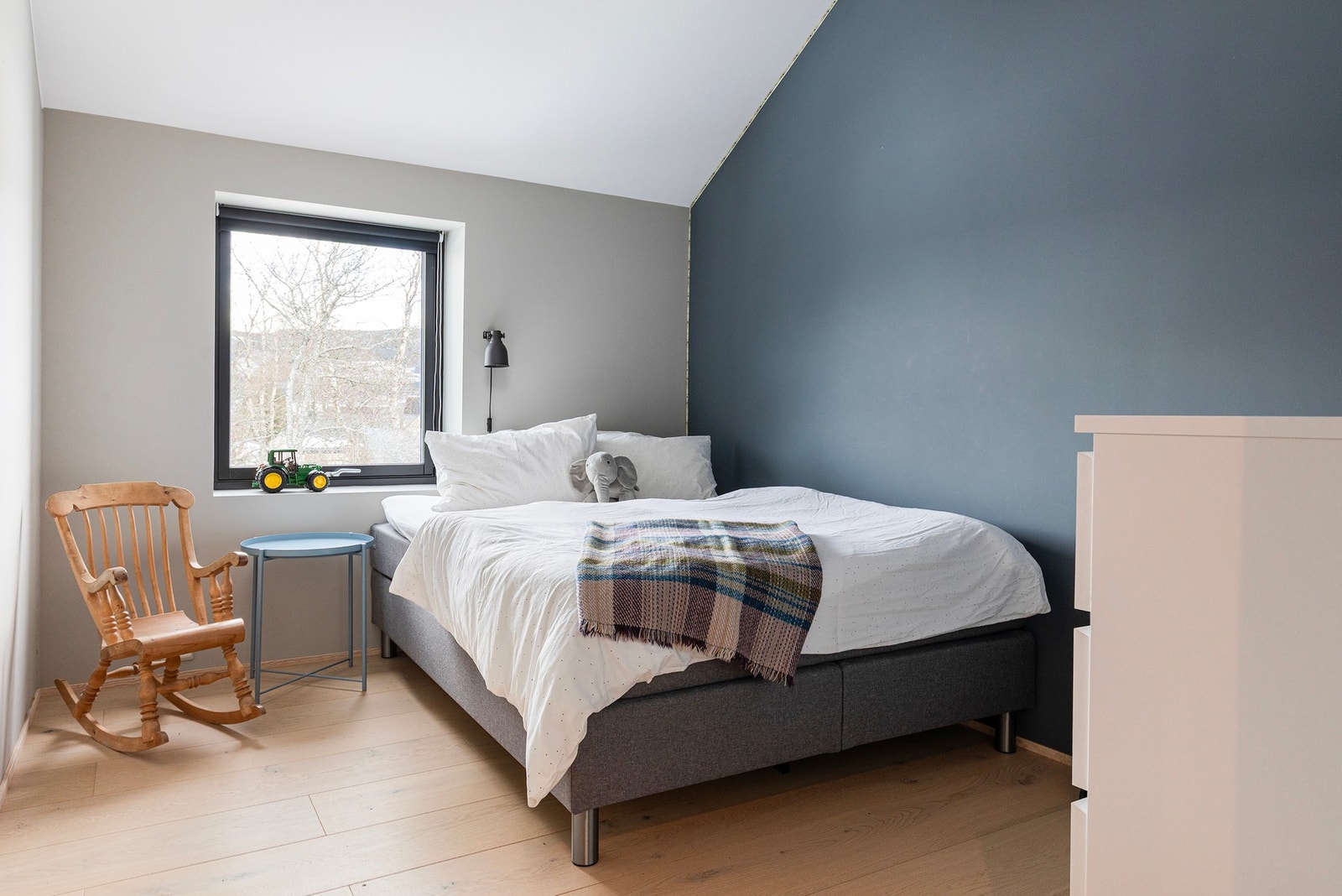 Soverom 3. Alle de tre første soverommene som er avbildet ligger i tilbygget fra 2021. Galleribilde