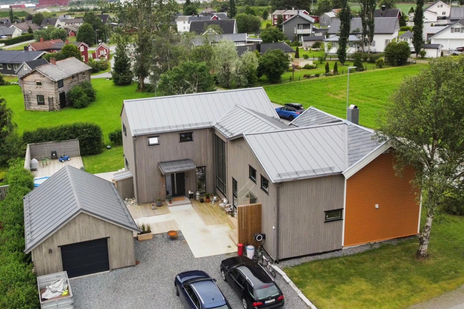 Forseggjort førsteinntrykk idet man kommer til boligen. Ved inngangssiden av huset er det opparbeidet et pent uteområde. Terrasser med plass til sittegrupper, kombinert med betong mellom inngangsdørene. Galleribilde