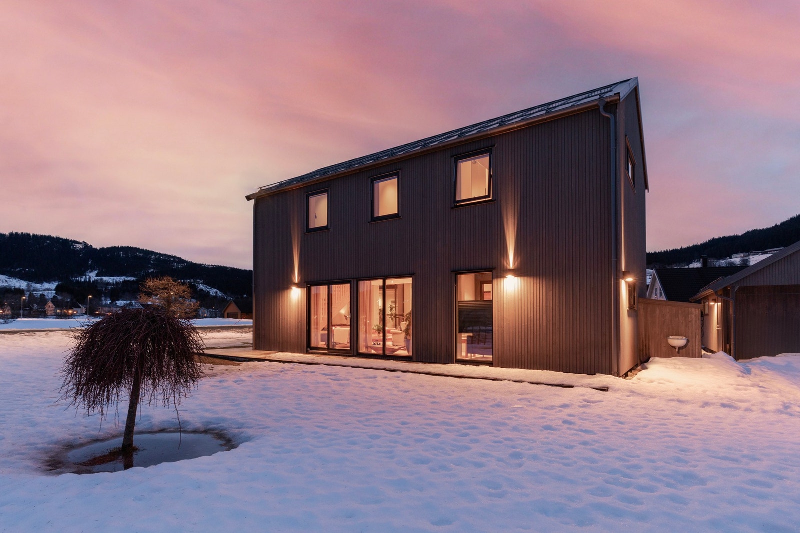 De aller fleste forhold i boligen er vurdert til enten tilstandsgrad 0 (TG0) eller TG1 ifølge takstmann. Dette gjelder også alle utvendige forhold. Galleribilde