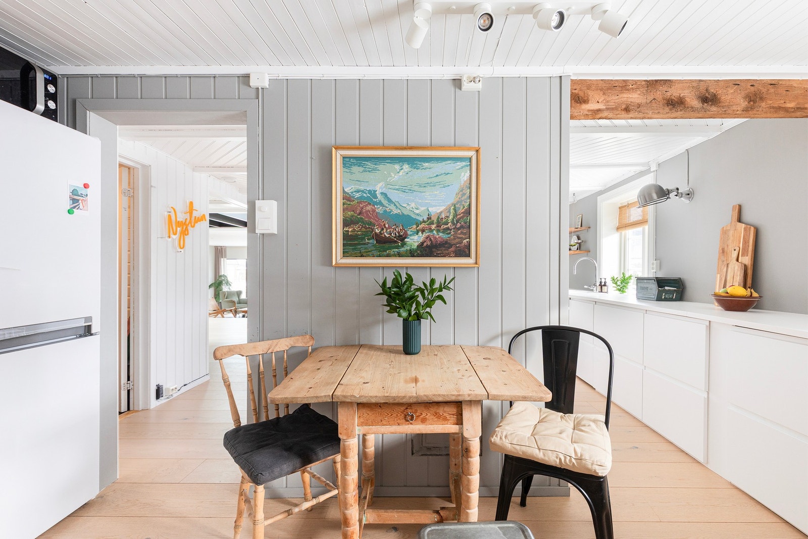 Kjøkkenet har en U-form, med plass til et hyggelig spisebord i denne enden av rommet. Hyggelig sted for en frokost i hverdagen. Galleribilde