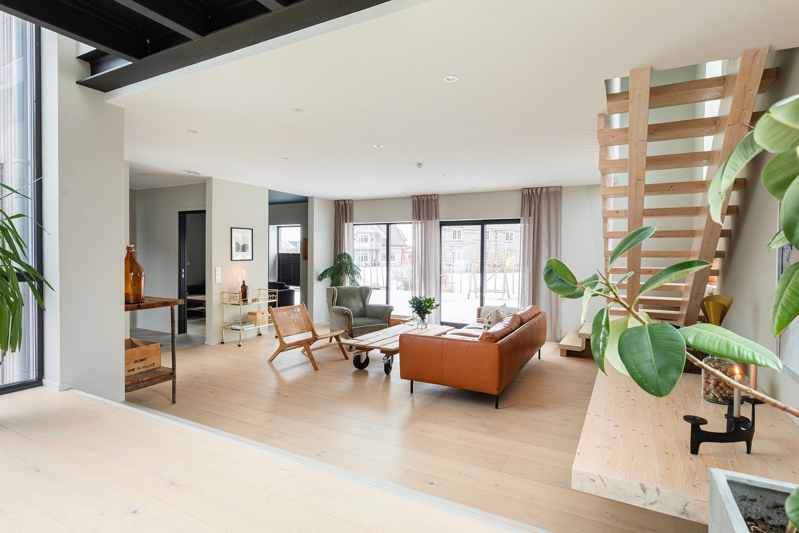 Bred trapp mellom spisestua og stua, som forsterker følelsen av egne soner i stua - et eget nivå for stua og et eget nivå for spisestua. Videre innover i rommet ligger en hyggelig TV-stue, gang og WC. Galleribilde