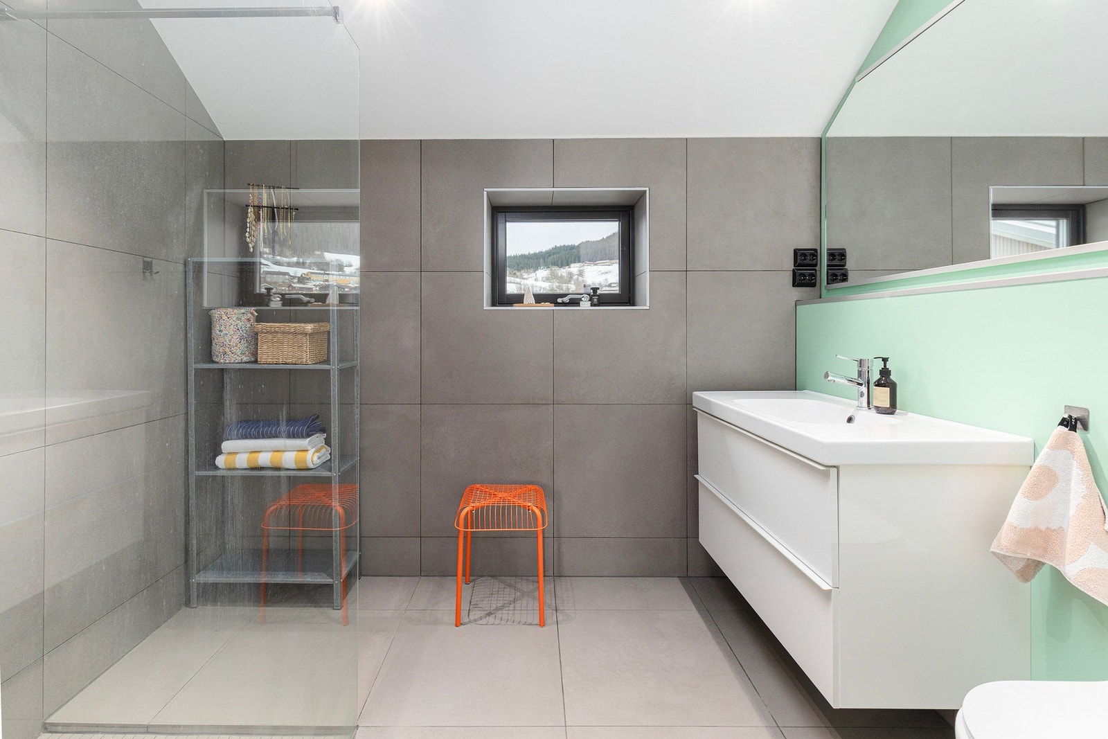 Lekkert, delikat og innbydende bad ved siden av hovedsoverommet. Dette badet befinner seg i tilbygget fra 2021, og alle forhold er ifølge takstmann vurdert til TG0 eller TG1. Galleribilde