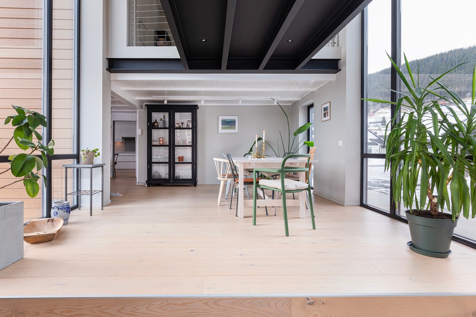 I motsatt ende av rommet befinner kjøkkenet seg - åpent mot spisestua, men samtidig trukket noe tilbake. Alle forhold på kjøkken er vurdert til TG0 eller TG1 ifølge takstmann. Galleribilde