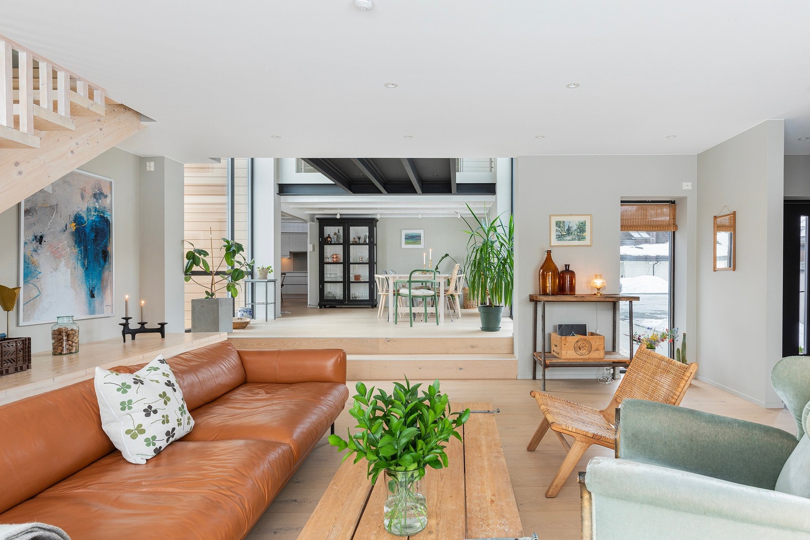 Et godt rom å være i. Den nederste delen av stua måler 34,8m² - god plass til det man måtte ønske. Det er til info også vannbåren gulvvarme i stuedelen, samt i deler av 2. etasje. Andre oppvarmingskilder i boligen: varmepumpe, vedfyring og elektrisk oppva Galleribilde