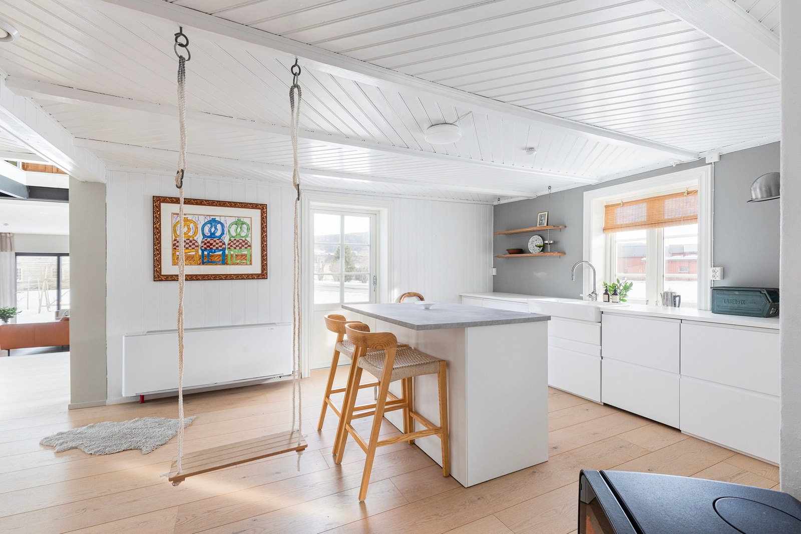 Fra kjøkkenet er det også utgang til terrassen og hagen. Terrassen er bygget sammenhengende mellom denne verandadøra og mot uteplass ved verandadør i tilbygget. Ifm. renovering ble vegger etterisolert, det ble lagt nytt ytterpanel og vinduer ble skiftet. Galleribilde