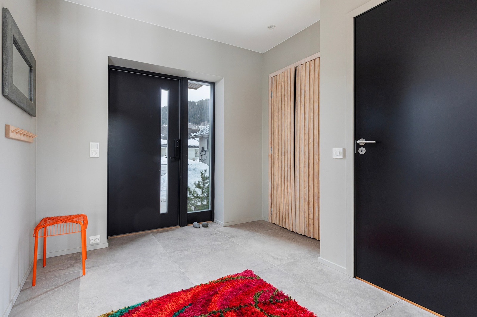 Gangen er av en god størrelse, og har flislagte gulv og vannbåren gulvvarme. Praktisk garderobeskap idet man kommer inn i gangen, og dør til høyre fører inn til WC. Galleribilde