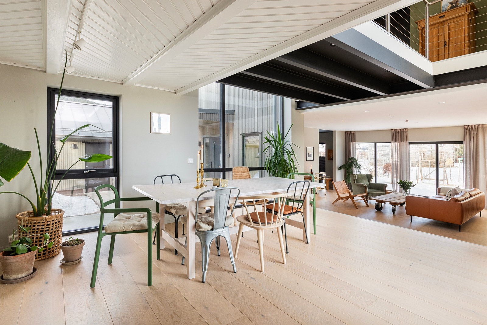 Velkommen inn! En helt fantastisk stue, hvor det er lagt stort fokus på lys, luft og gode oppholdssoner. Selv om rommet er stort og luftig, oppleves rommet intimt, lunt og særdeles innbydende. Galleribilde