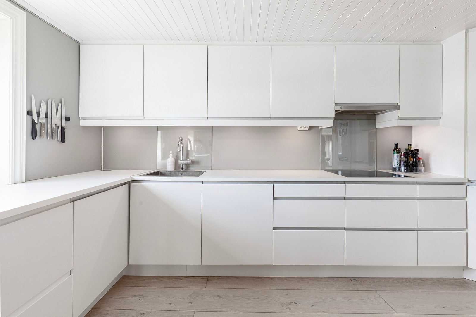 Av øvrige hvitevarer finnes stekeovn, induksjonstopp, ventilator og kombinert kjøl- og fryseskap. Galleribilde