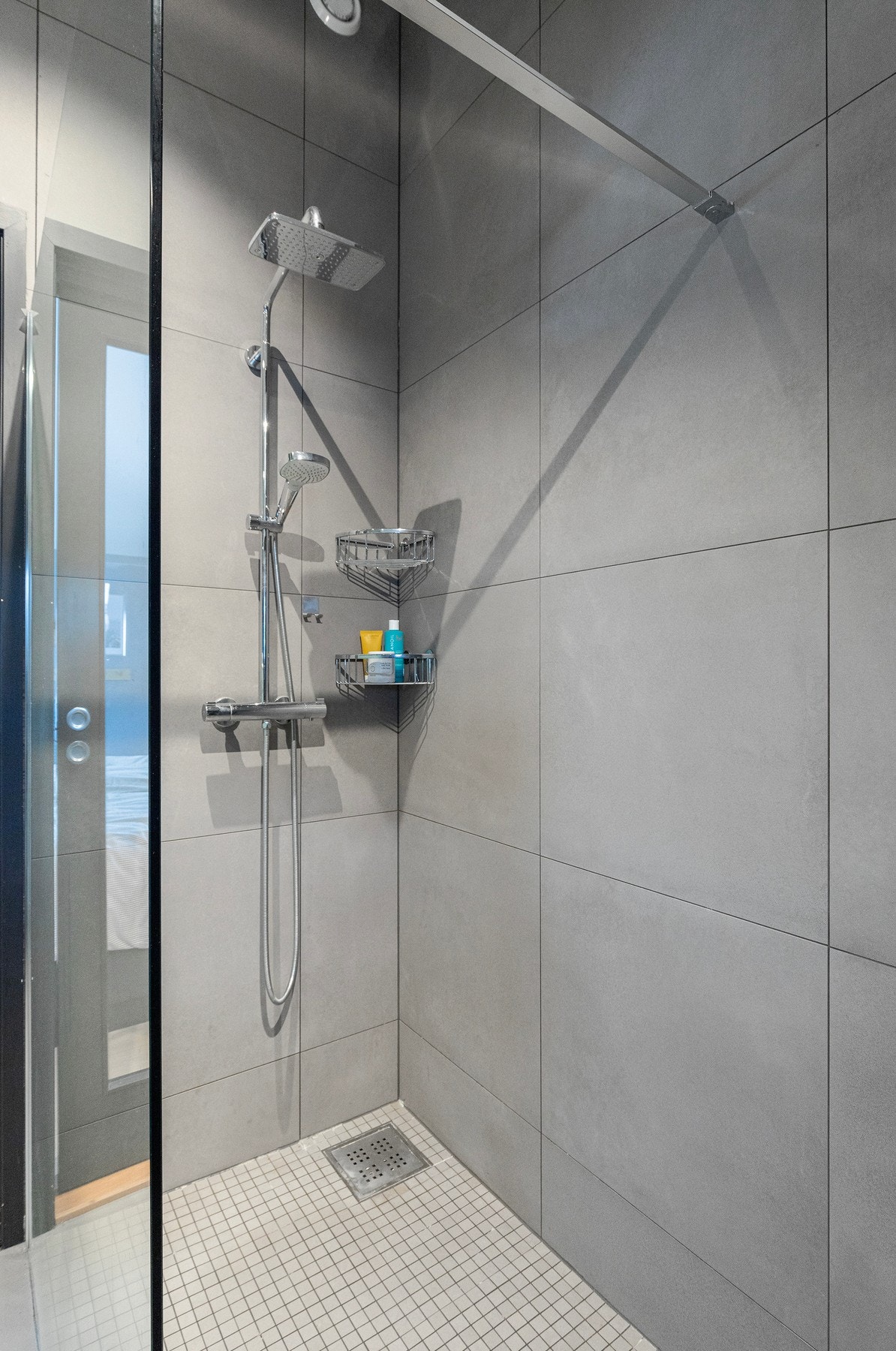 Dusjnisje med både regndusj og hånddusj. Galleribilde