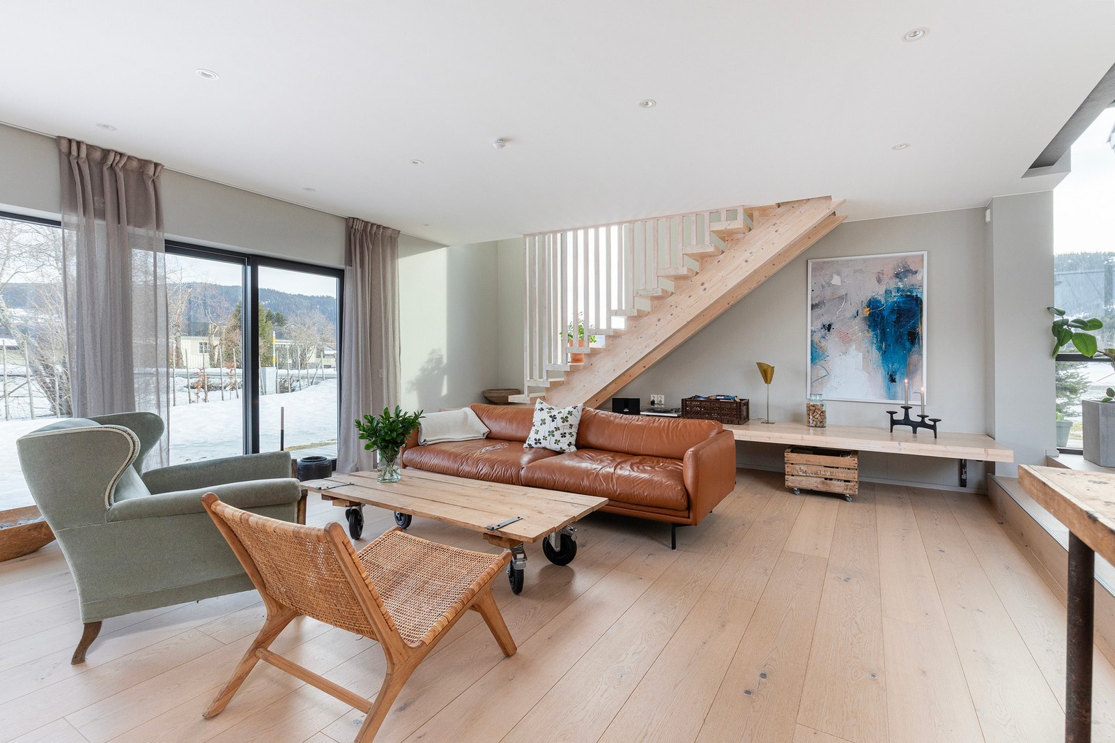 En stue man bare kan drømme om. Den private følelsen i boligen er i høyeste grad tilstede, selv om man har store vindusflater ut mot hagen og omgivelsene for øvrig. Heve-/skyvedør ut til terrassen og hagen til venstre. Galleribilde