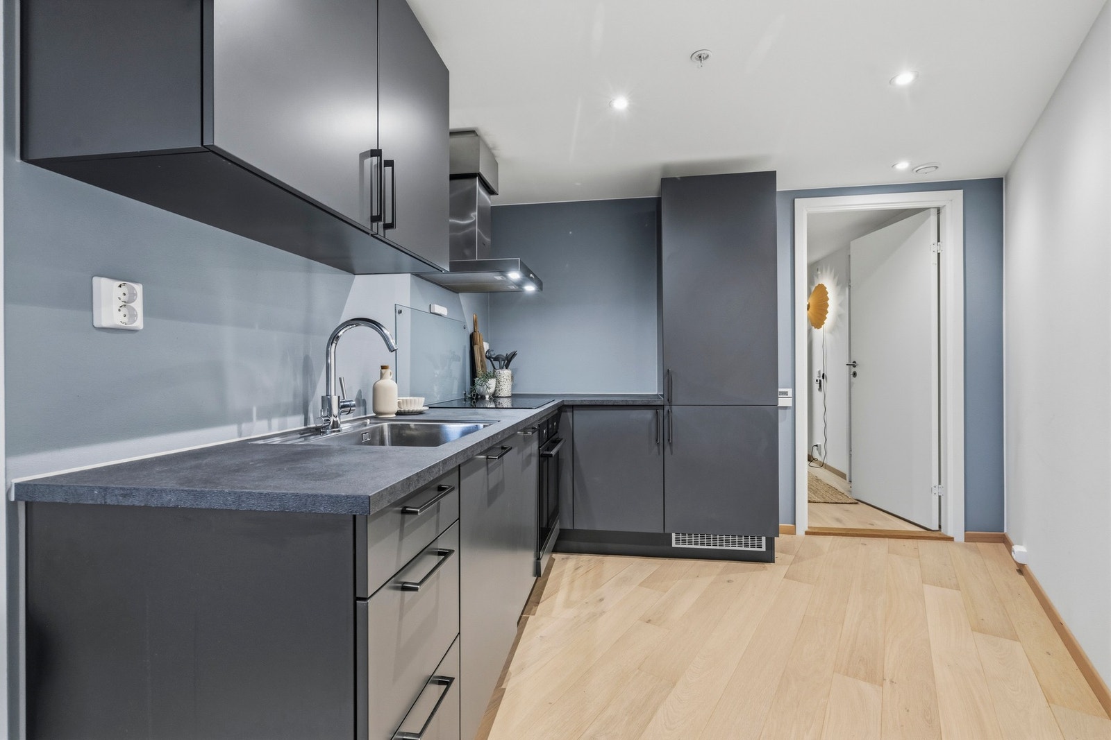 Nydelig og delikat kjøkken som har godt med skap- og benkeplass. Galleribilde