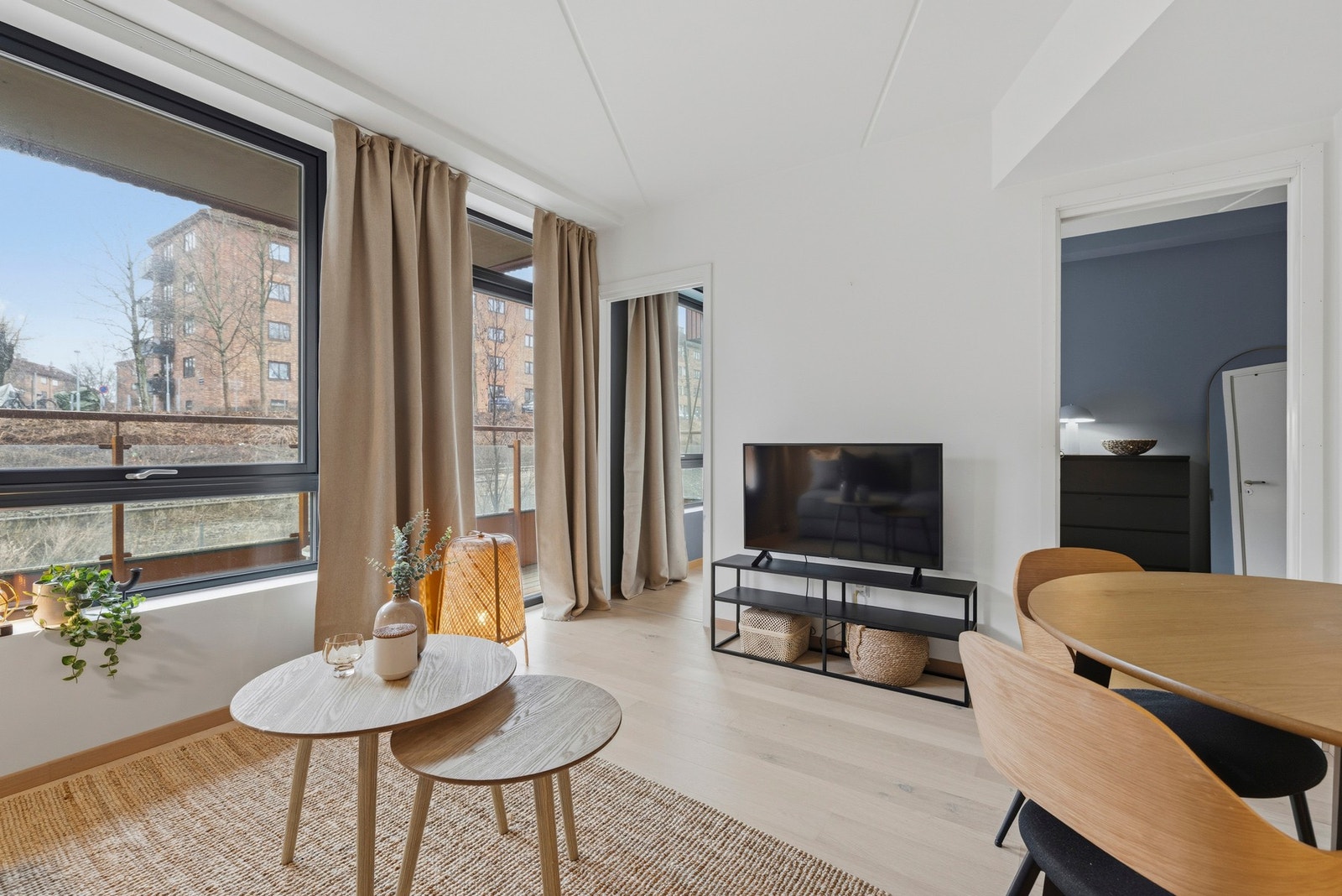 Leiligheten er en rålekker 2-roms med gjennomgående høy standard. Galleribilde