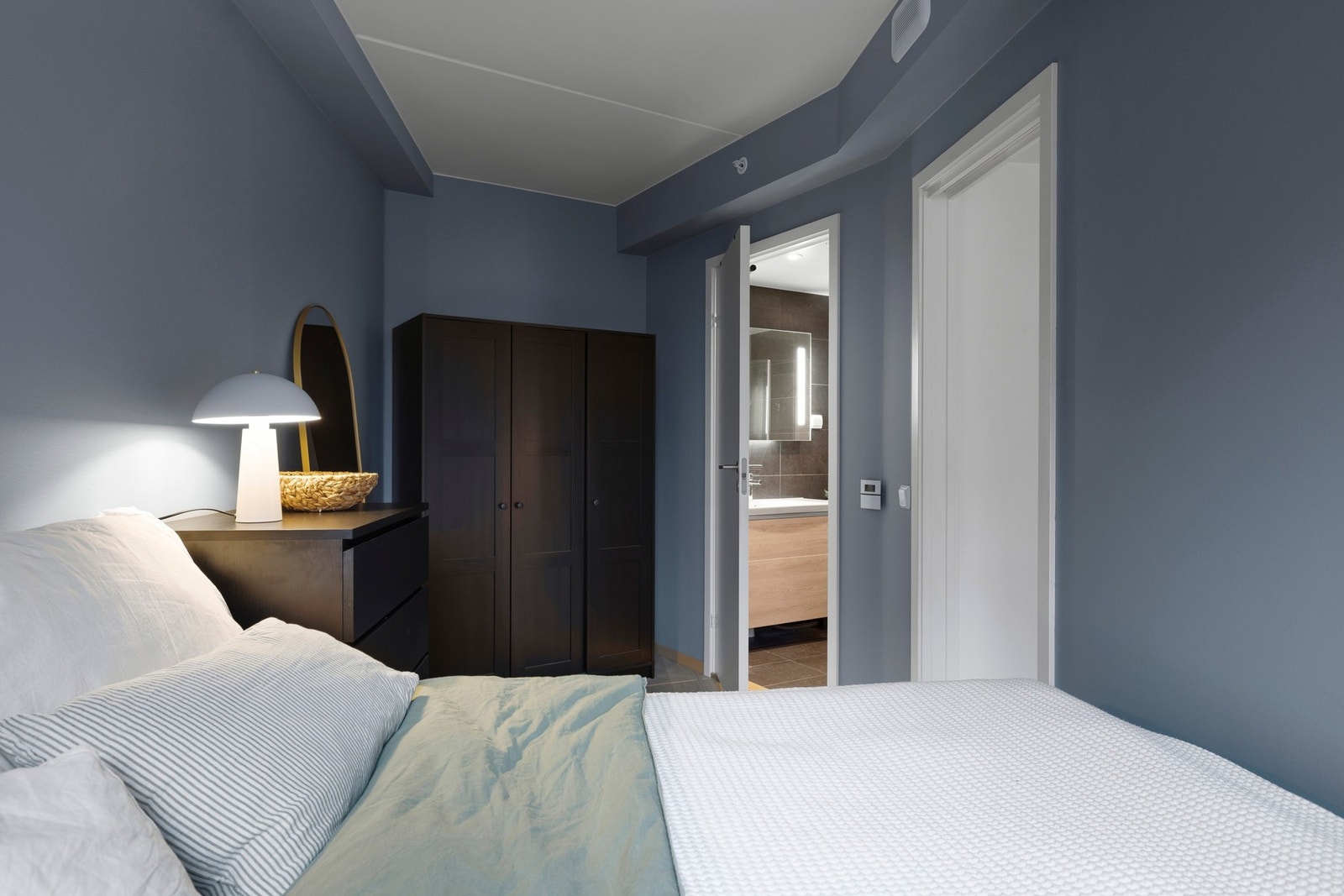 Romslig delikat soverom som er malt i en delikat fargetone. Galleribilde