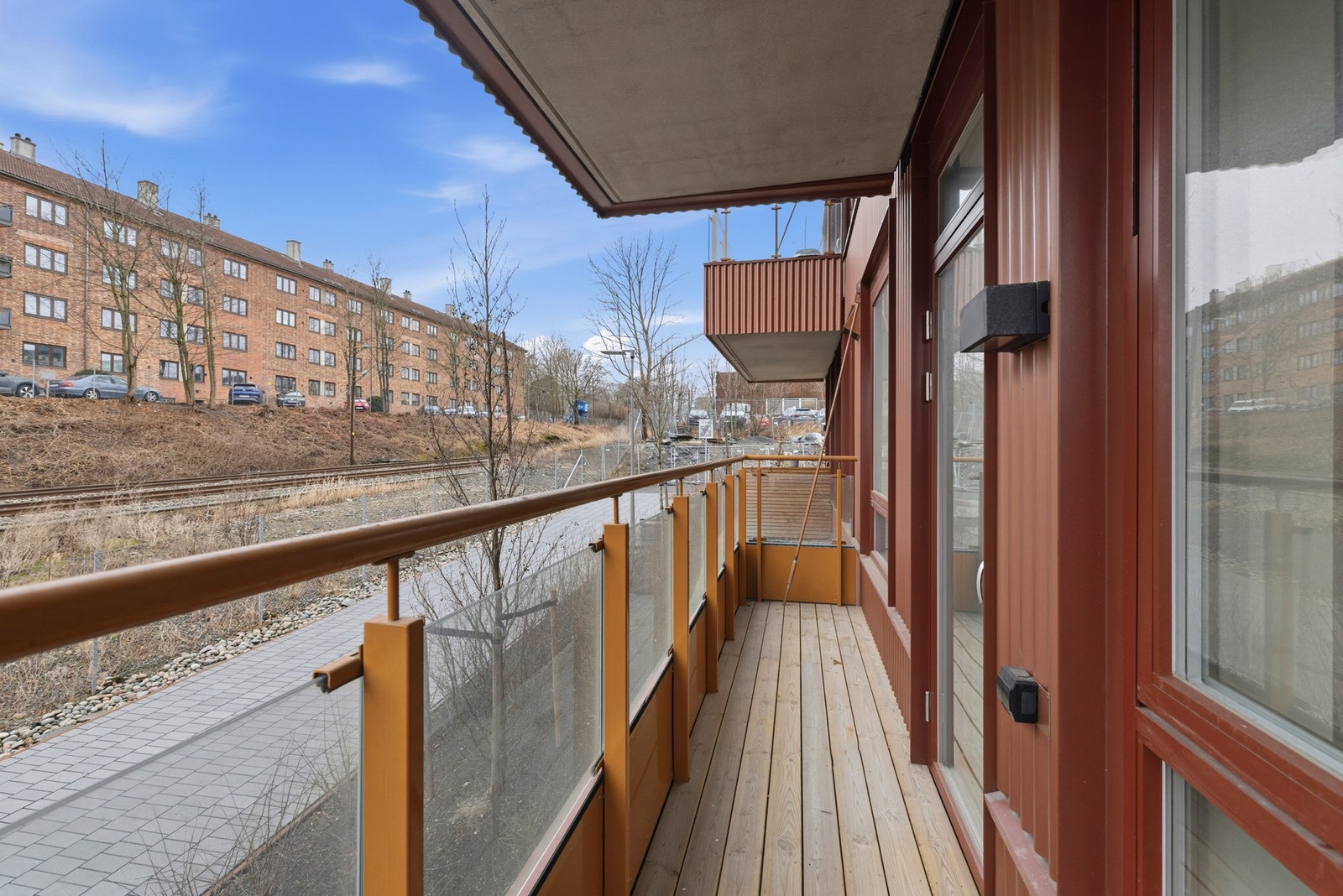 Koselig balkong med plass til utemøbler og grill. Galleribilde