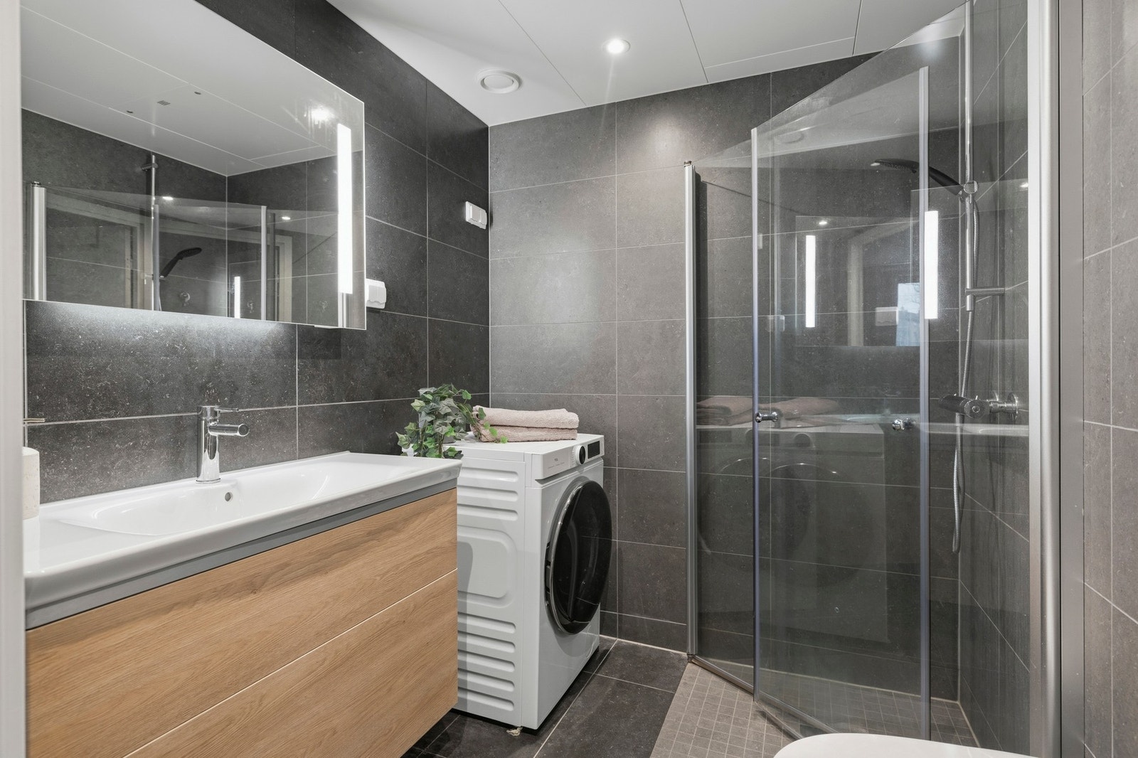 Rålekkert og delikat flislagt bad som er av sjenerøs størrelse. Galleribilde