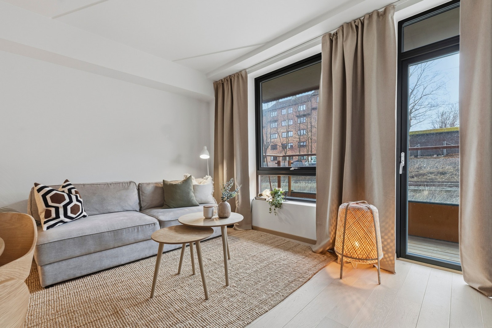 Store vinduer som slipper inn rikelig med naturlig lys. Fra stuen er det utgang til en herlig balkong. Galleribilde