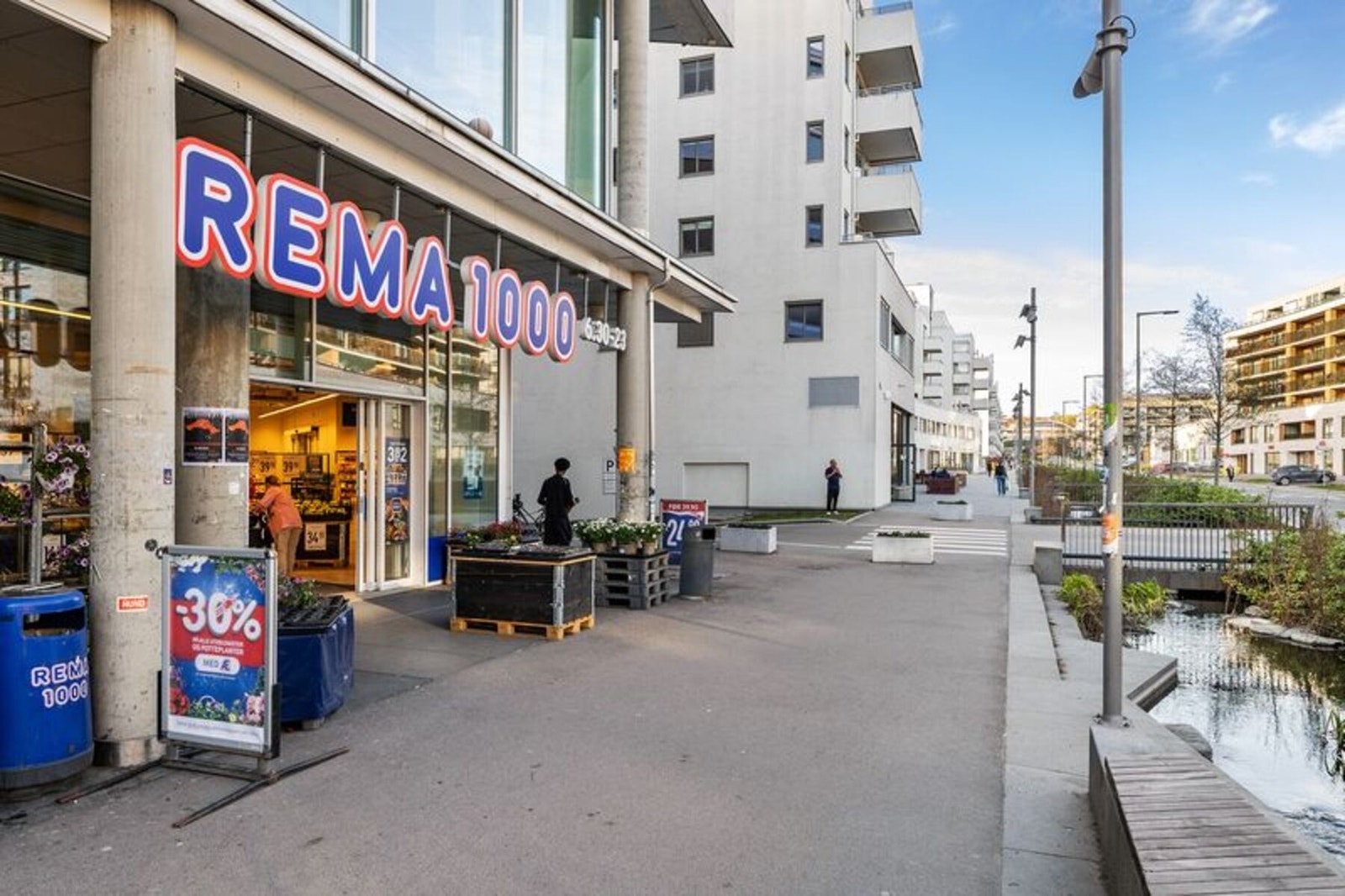 Kort vei til flere dagligvarebutikker. Galleribilde