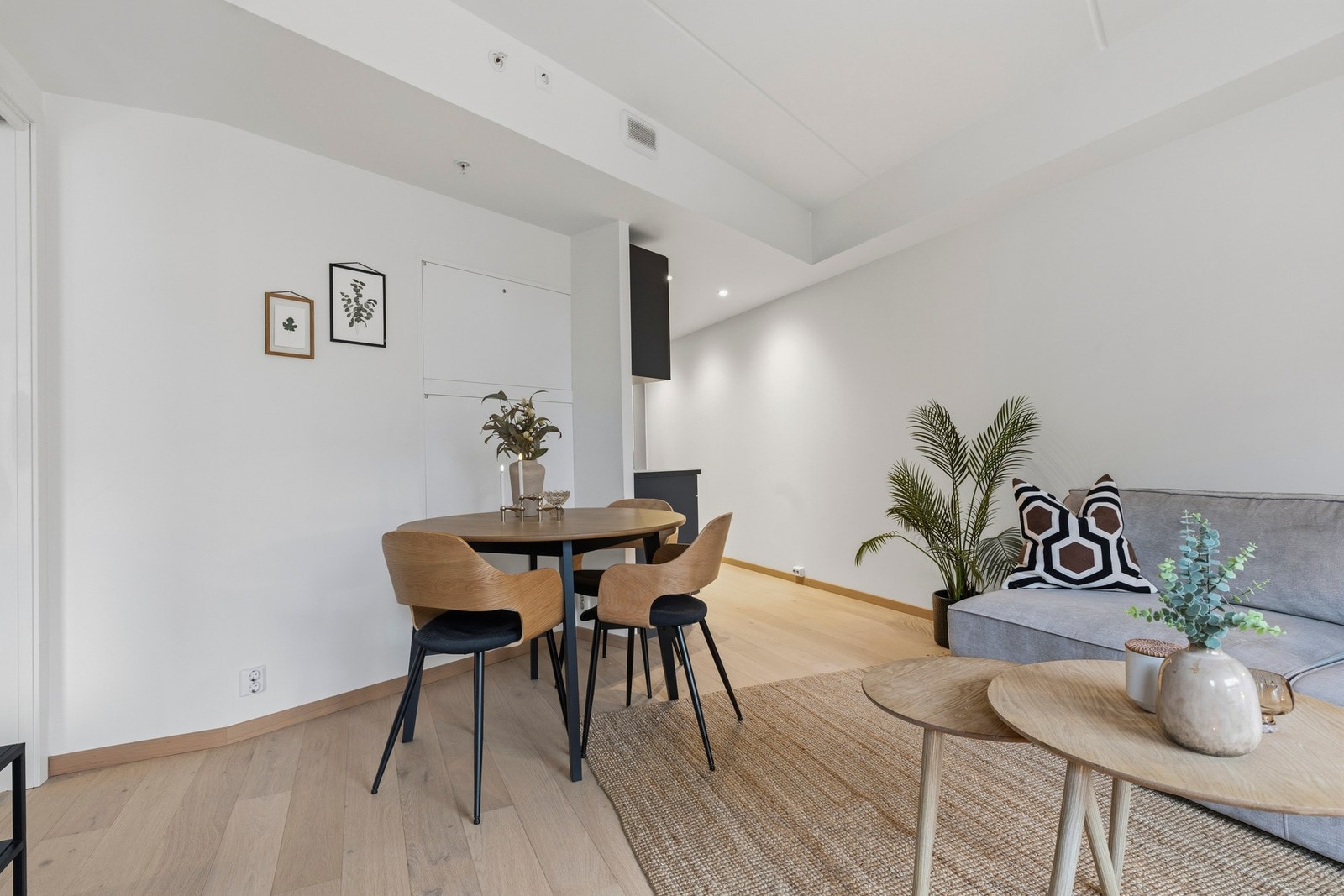 Planløsningen skaper en sosial og innbydende atmosfære, perfekt både til hverdags og når du får gjester. Galleribilde