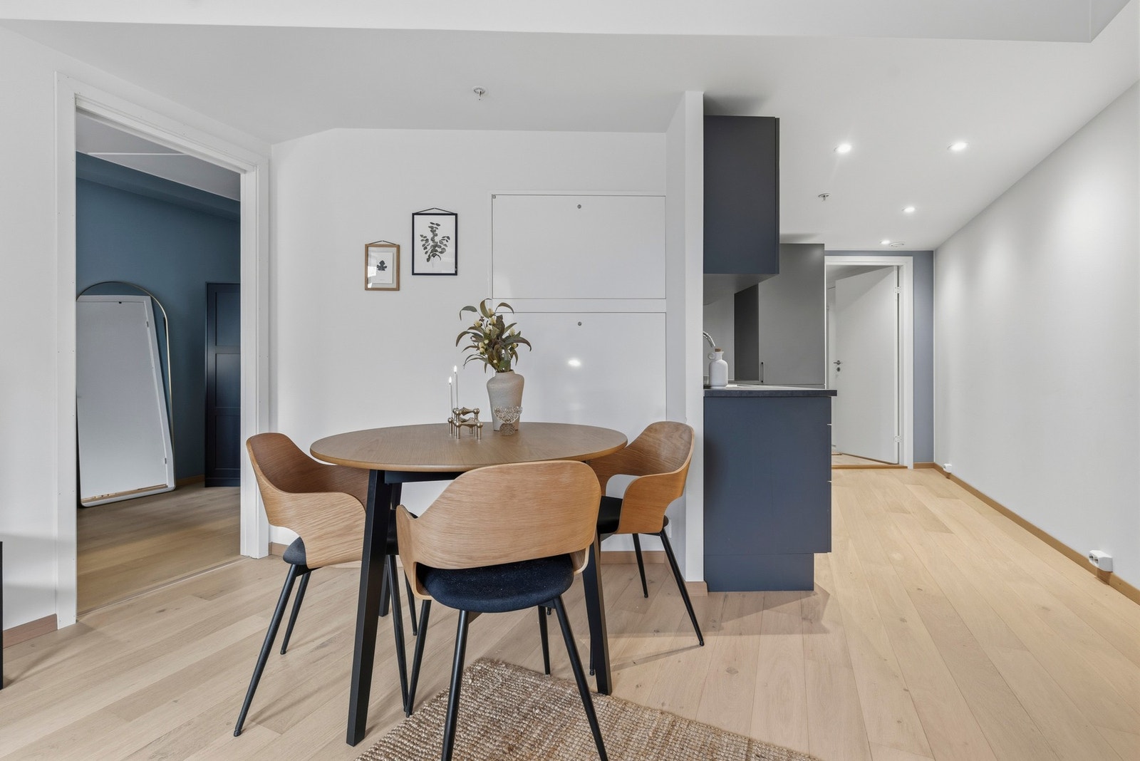 God plass til spisebord i tilknytning til kjøkkenet. 1-stavs parkett på gulv. Galleribilde