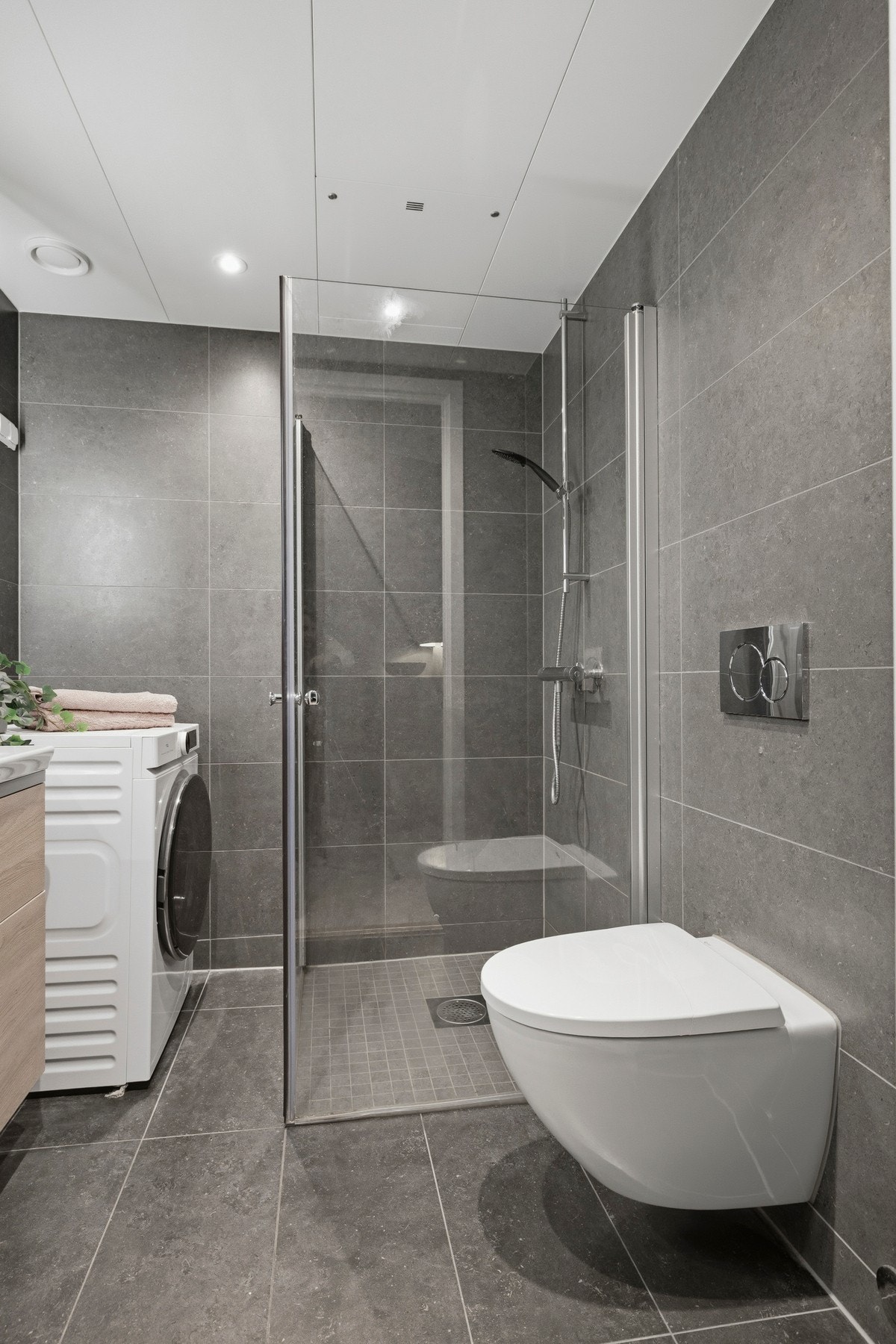 Opplegg for vaskemaskin. Dusjhjørne og vegghengt toalett. Galleribilde